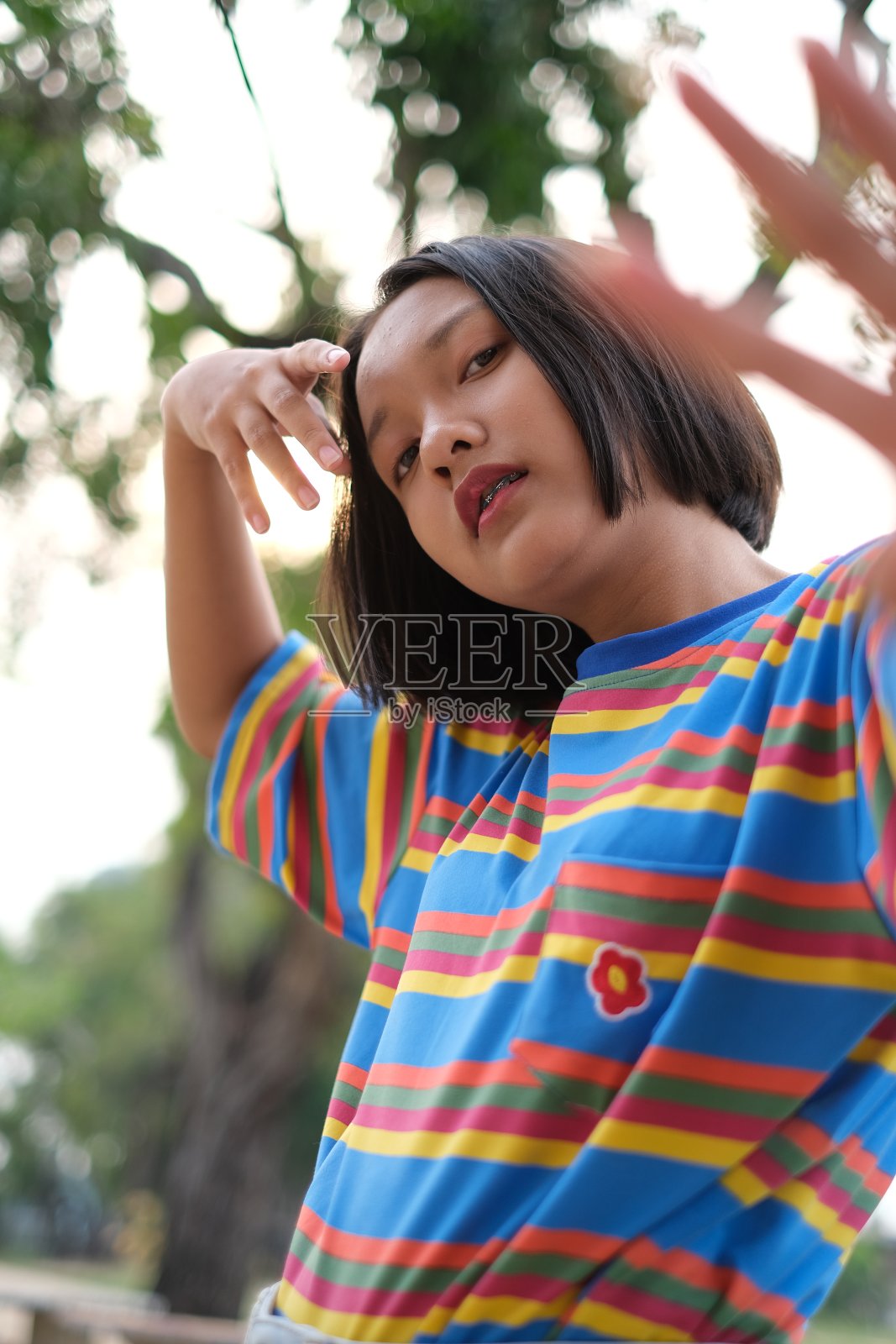 快乐的年轻亚洲女孩与自然背景。照片摄影图片