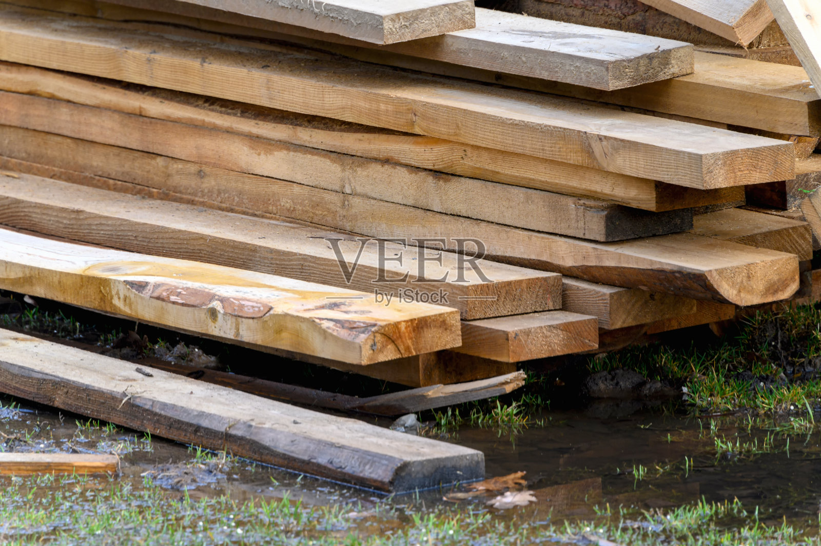 木板,木材。现场的松木天然木板。户外板。照片摄影图片