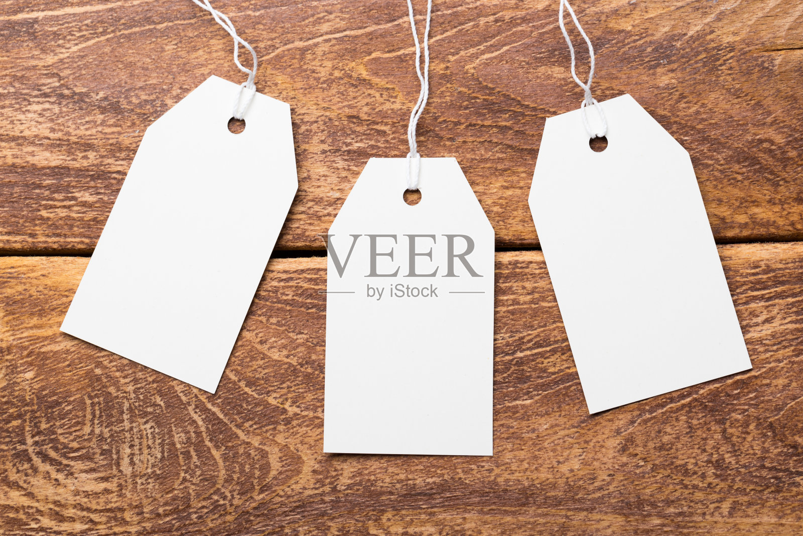 服装吊牌、标签空白样板样板上以木制为背景照片摄影图片