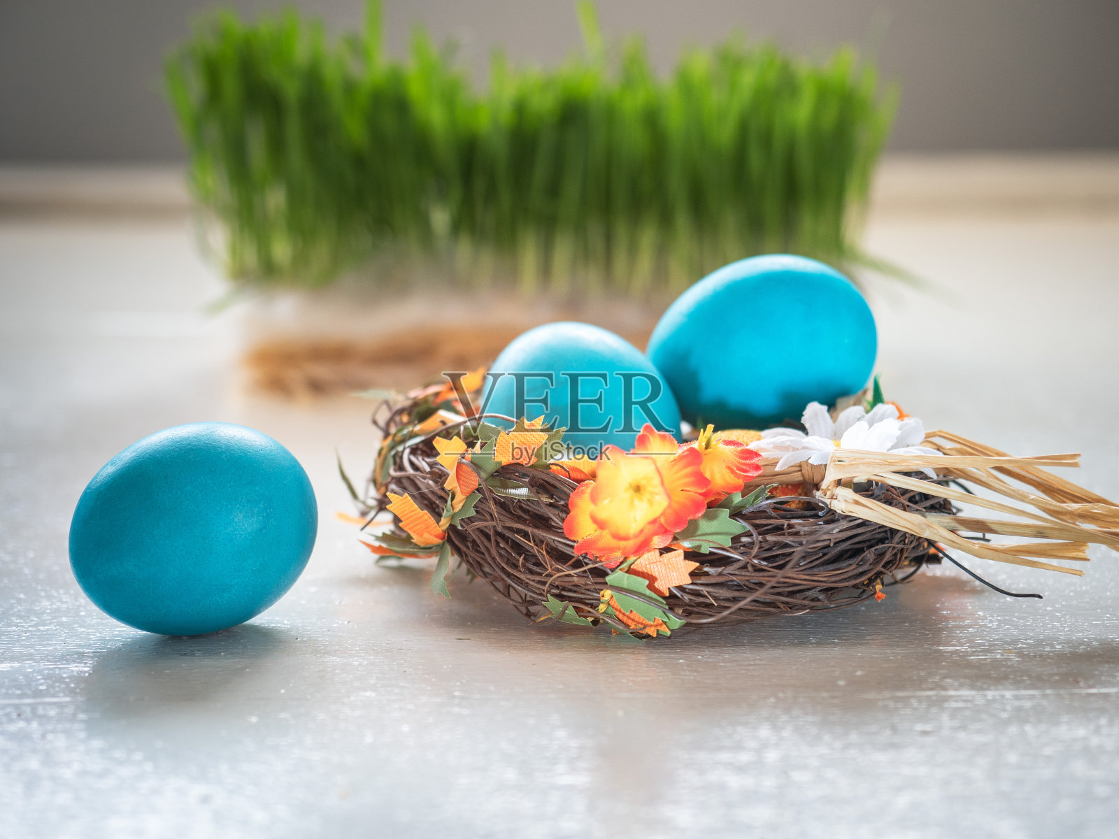 复活节装饰。白色木桌上的柳条窝和裸蛋照片摄影图片