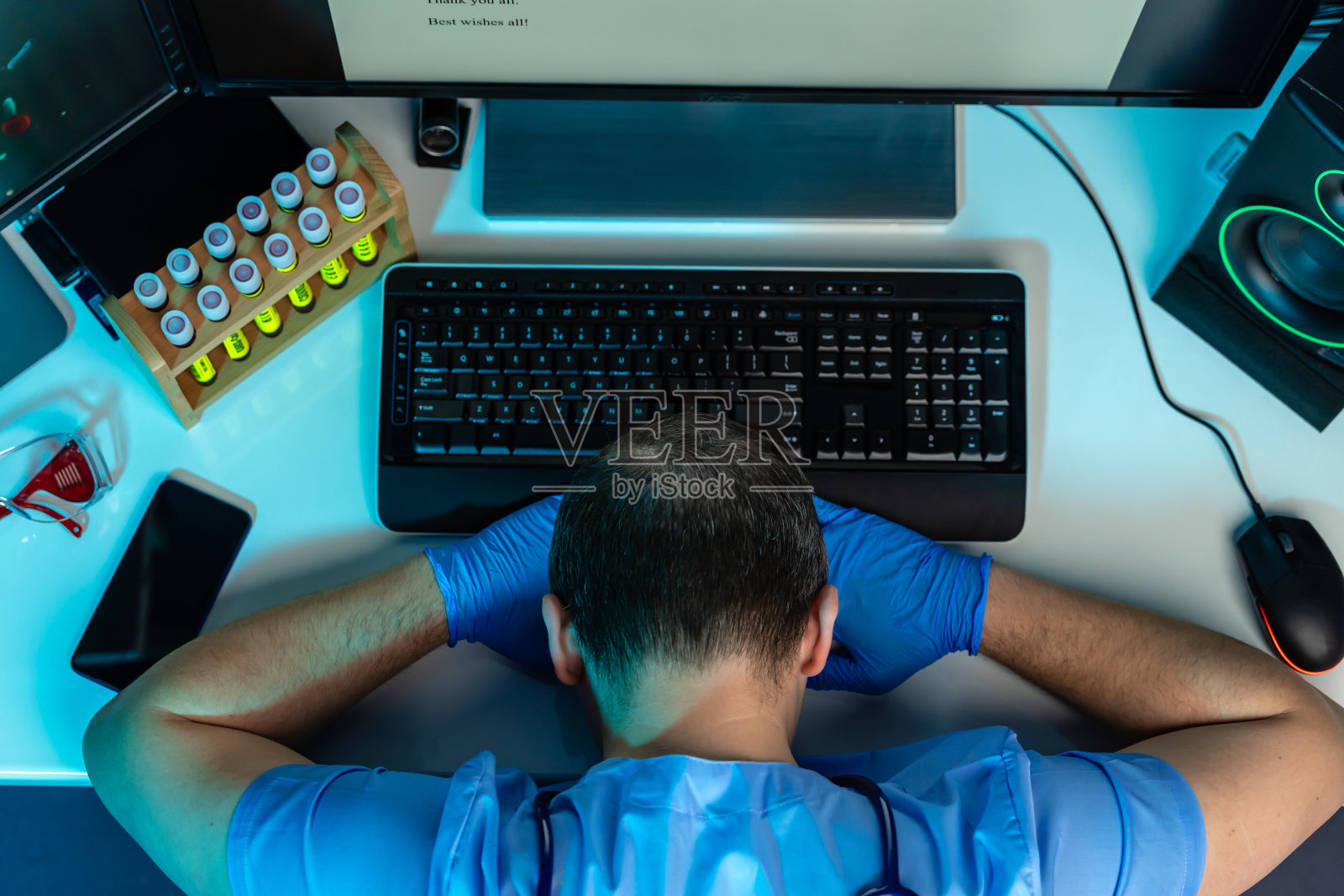 劳累过度，头痛的医生在他的办公室照片摄影图片