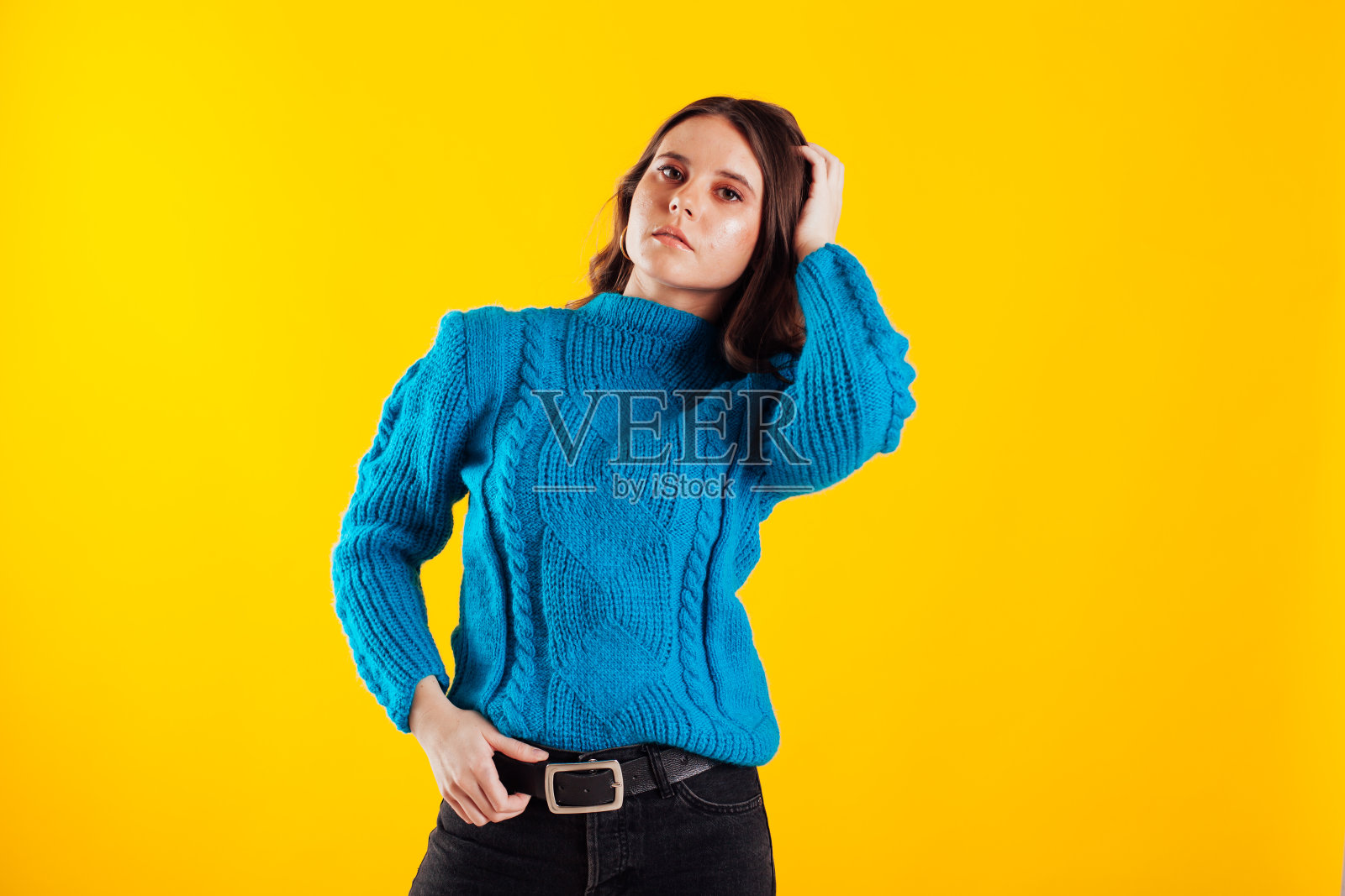 穿着蓝色毛衣的漂亮时尚的黑发女人照片摄影图片