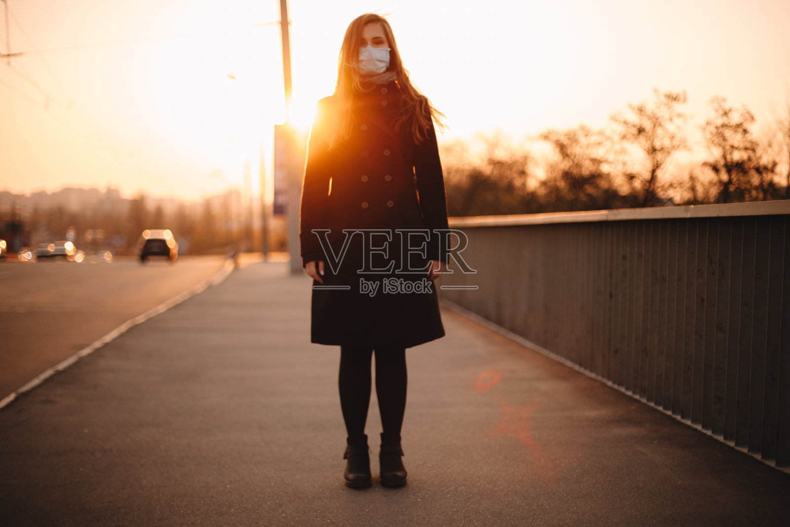 在城市里戴着医用口罩的年轻女子照片摄影图片