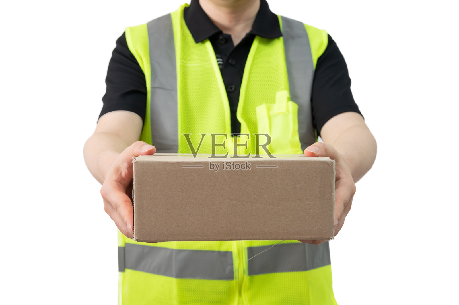 快递员拿着一个大包裹，孤立在白色背景上。照片摄影图片