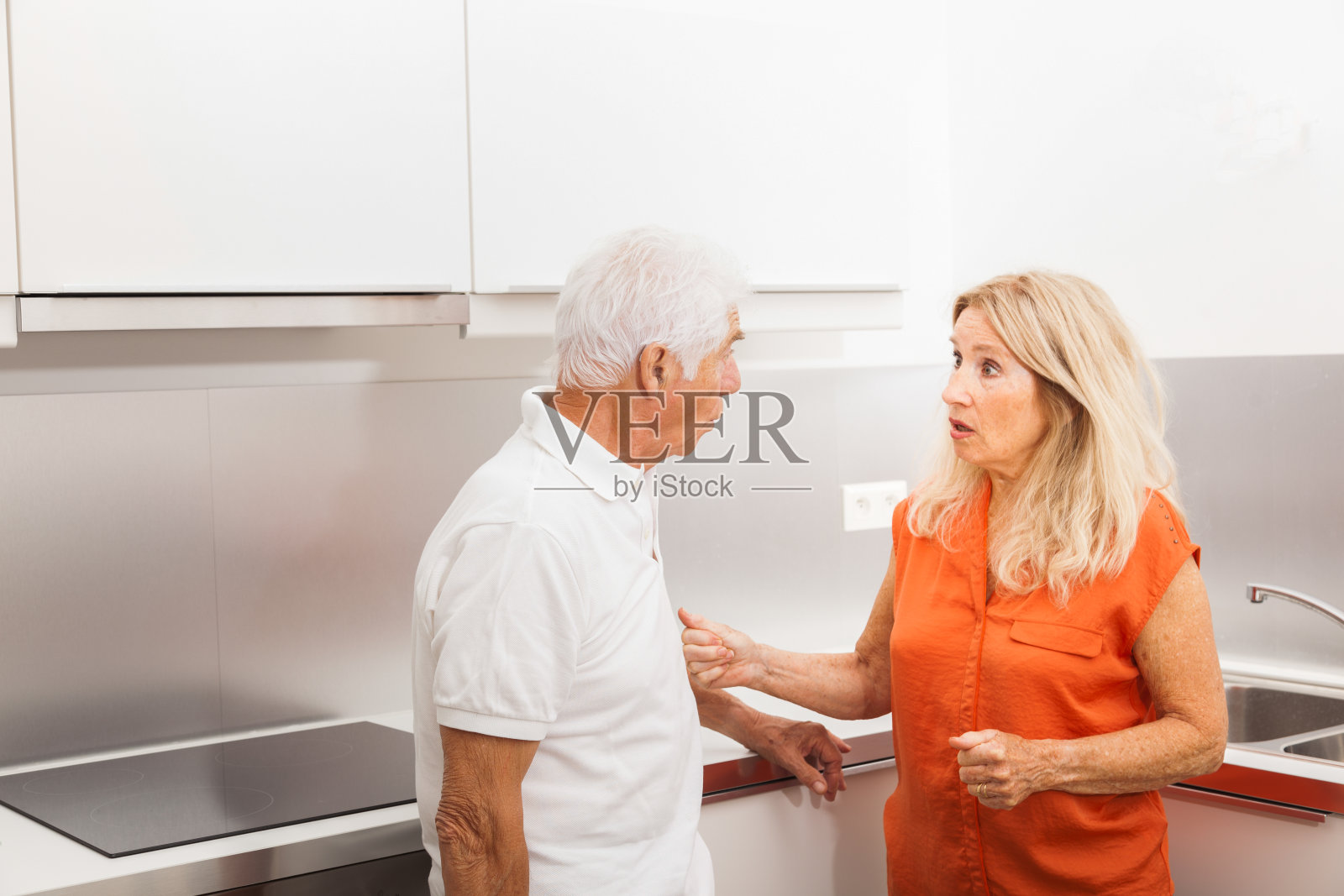 老夫妇在厨房里。照片摄影图片