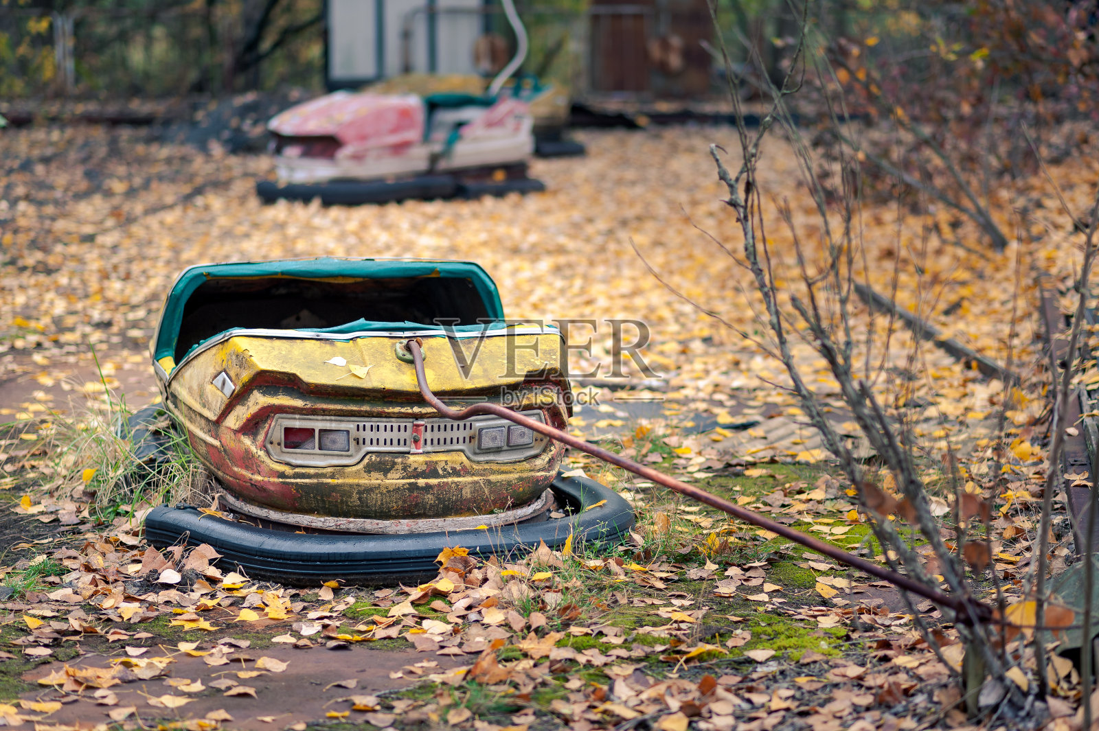 在普里皮亚季，切尔诺贝利禁区的废弃游乐园碰碰车在秋天的广角镜头照片摄影图片