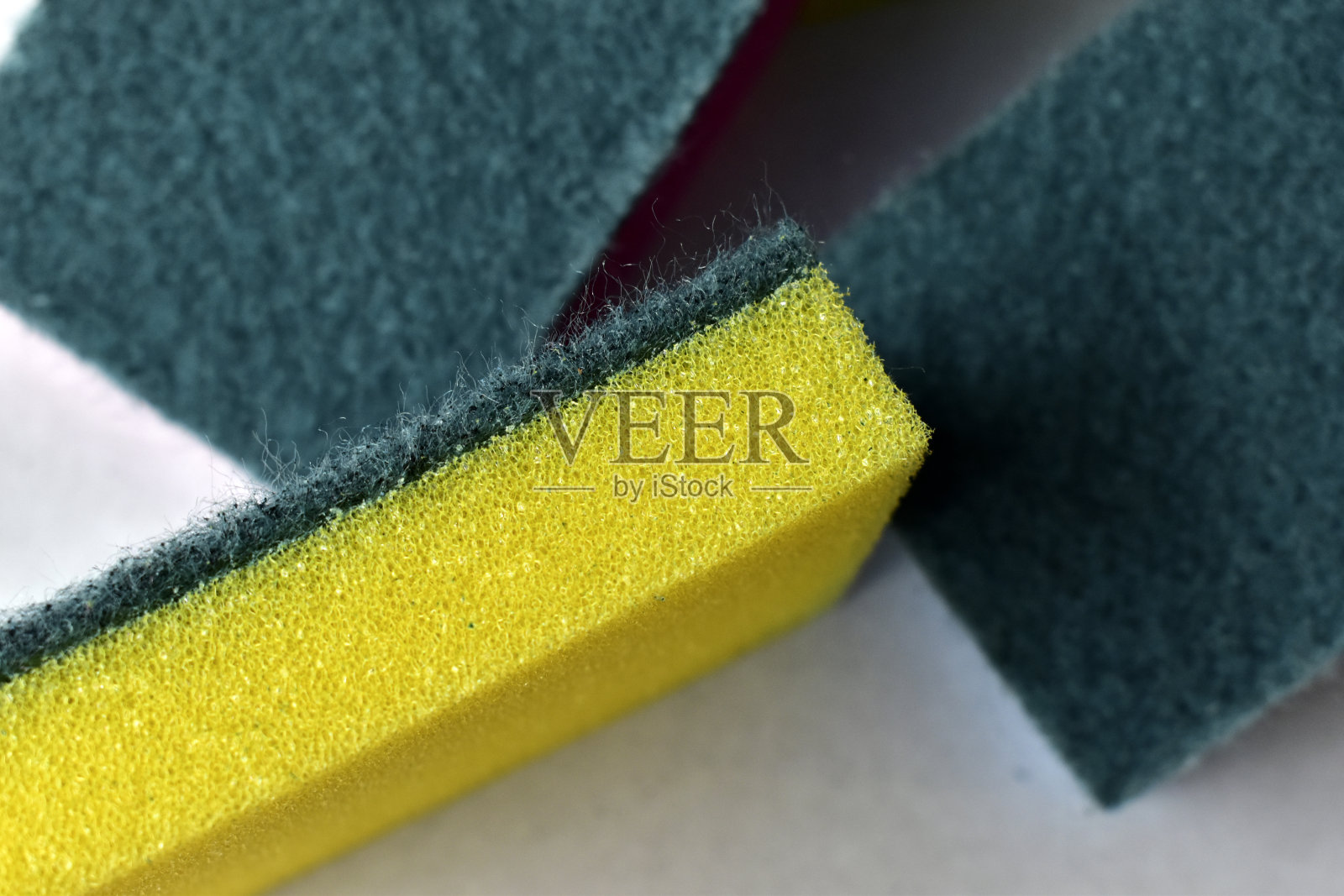 洗碗用的彩色厨房海绵照片摄影图片