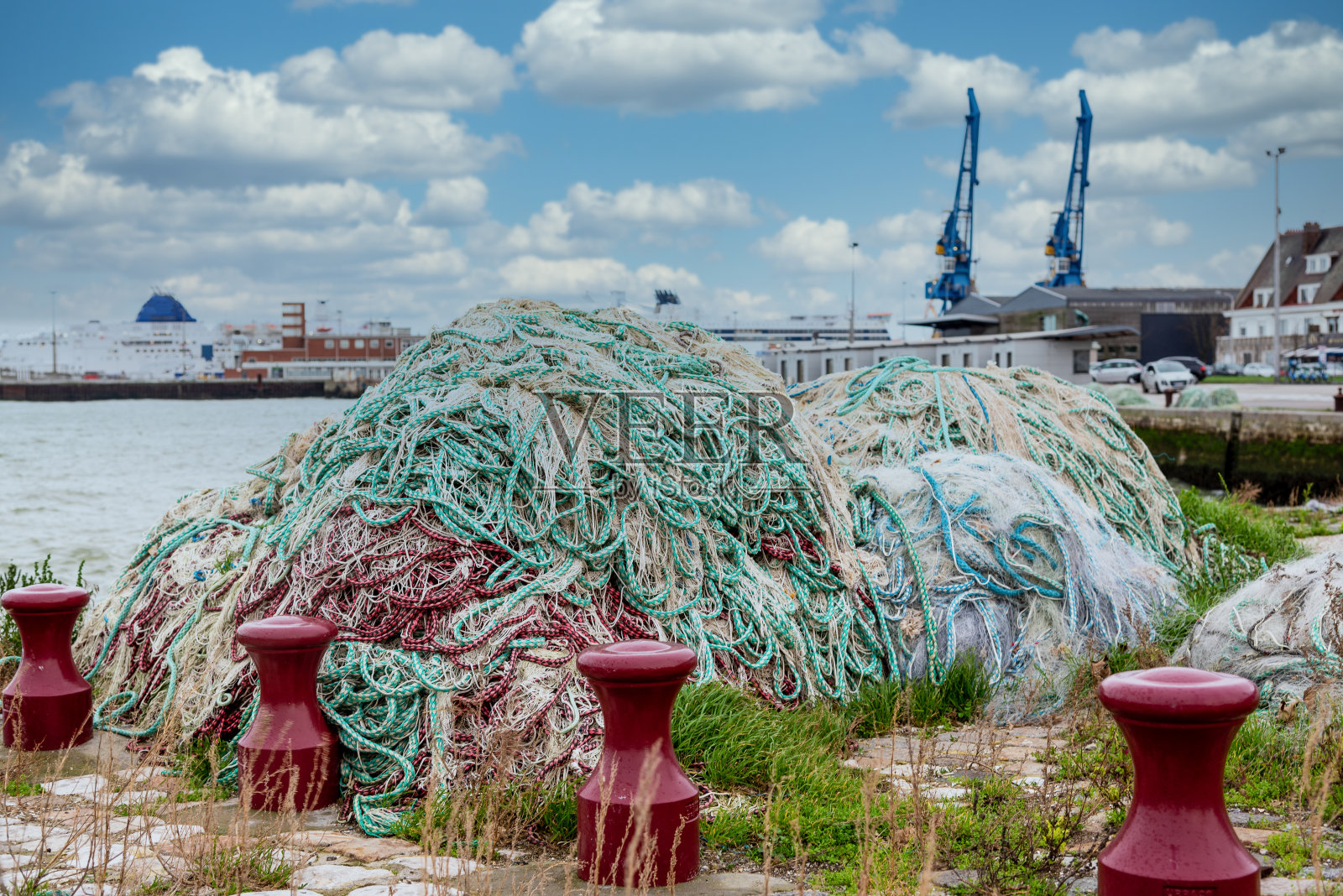 法国加莱码头上的渔网照片摄影图片
