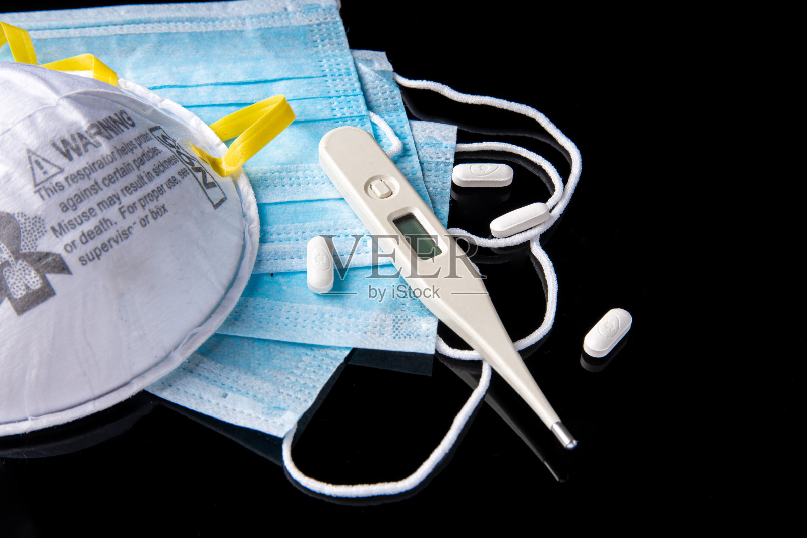 黑色背景的冠状病毒或Covid-19概念照片摄影图片