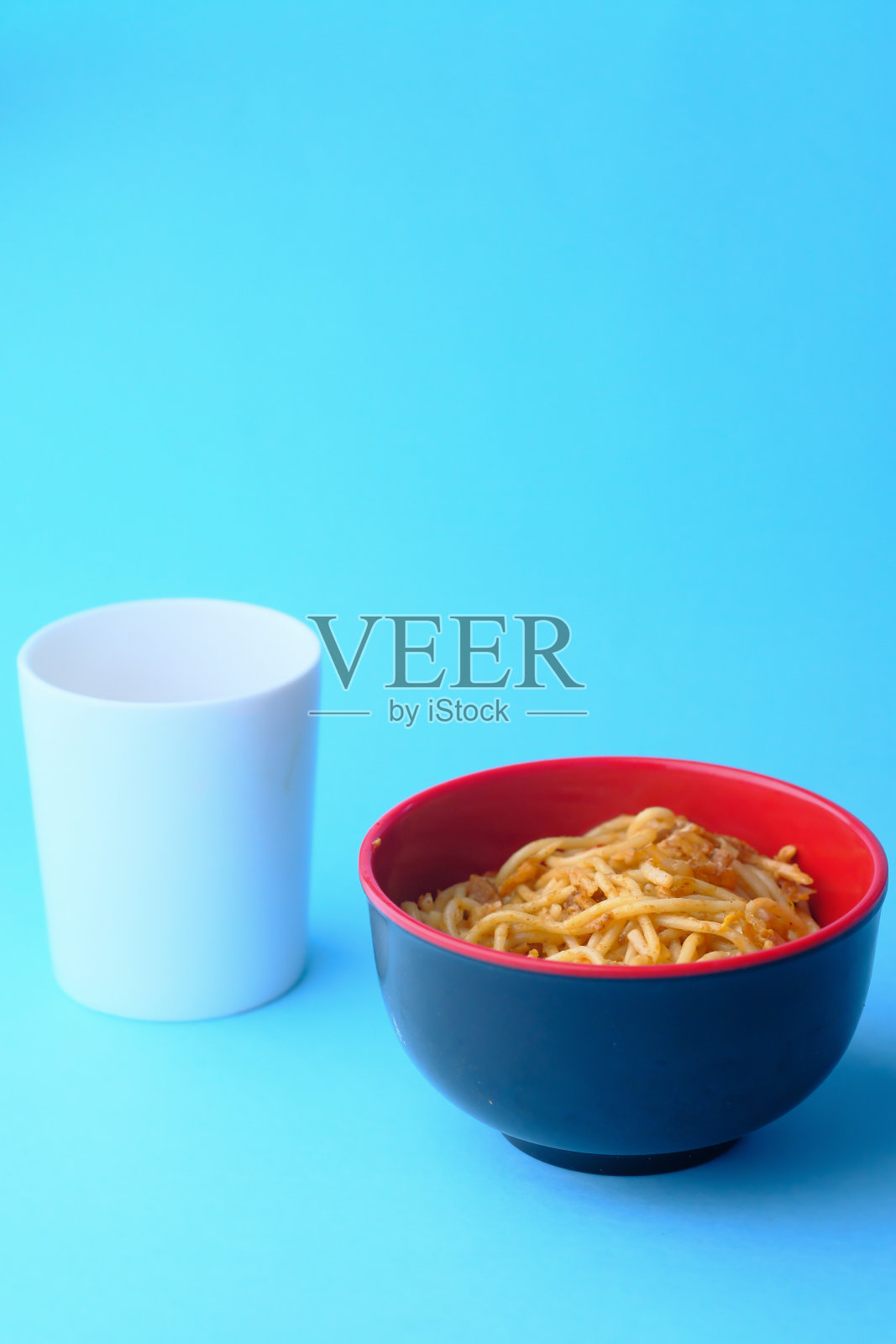 近距离的新鲜意大利面在碗上的桌子照片摄影图片