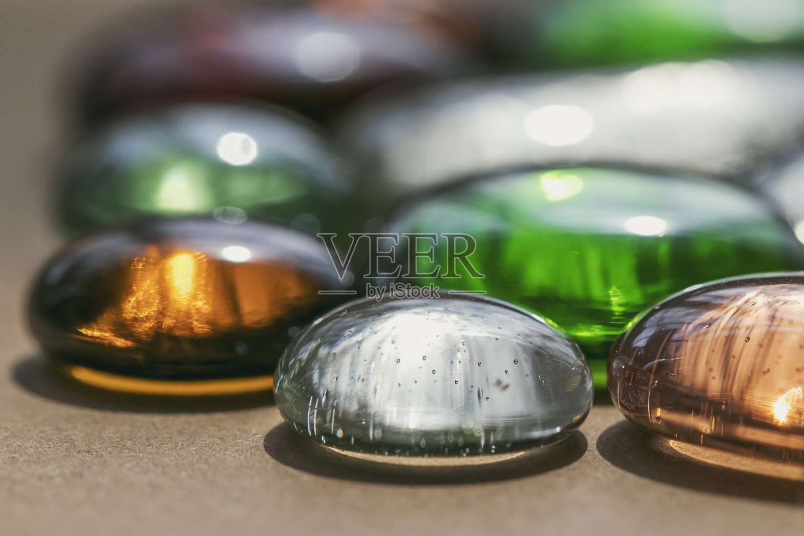 透明的玻璃石在明亮的阳光下闪闪发光。照片摄影图片