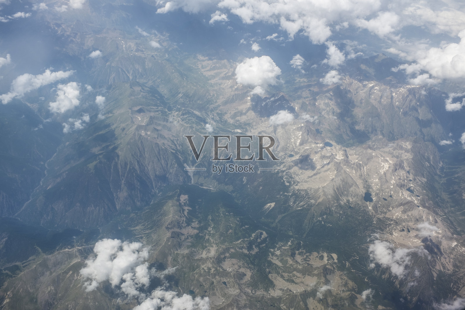 从飞机上看到的山和云照片摄影图片