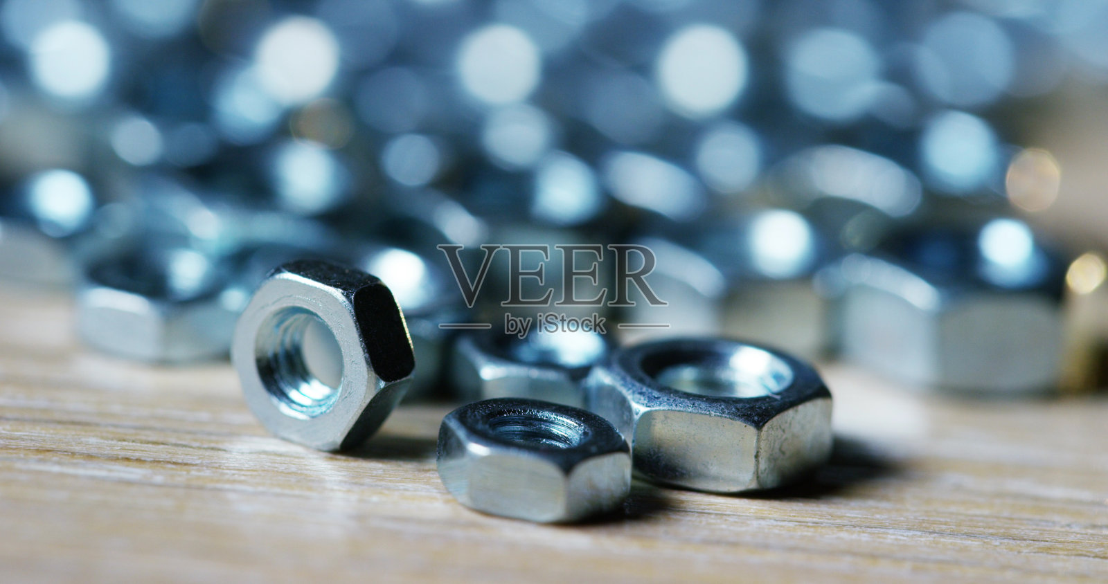 木工作台上的螺栓和螺钉。新螺钉或螺栓的概念。木工和家庭中的工作工具。还有自攻钢螺钉照片摄影图片