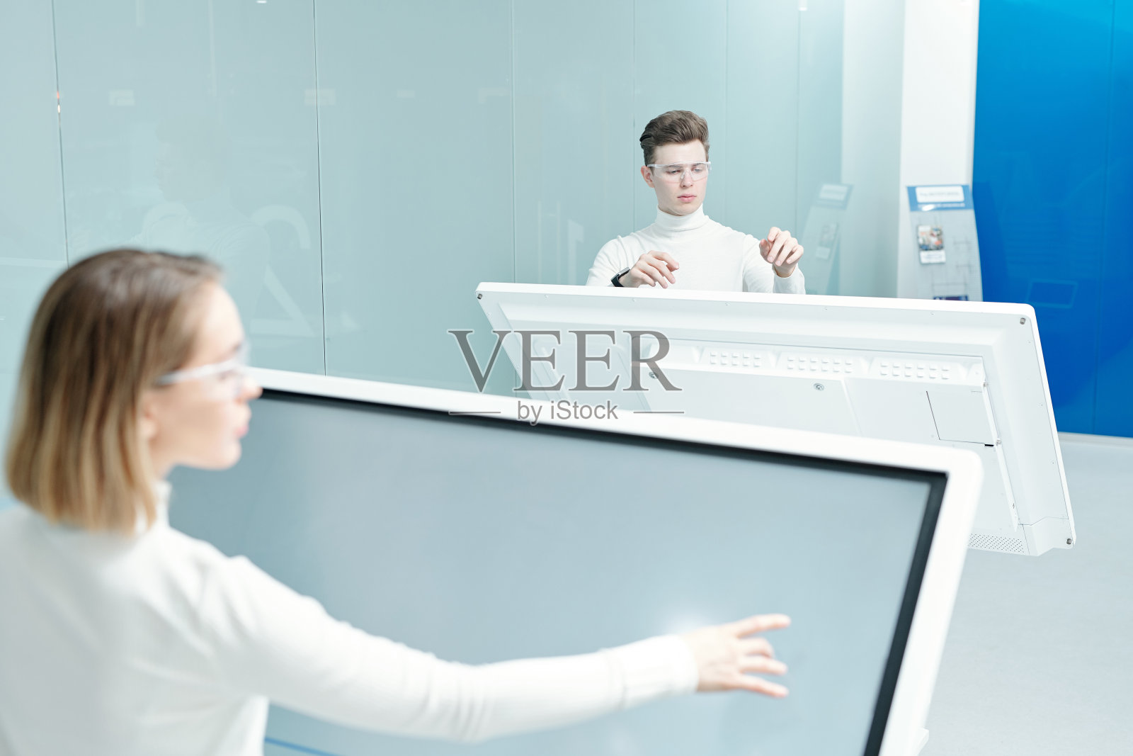 两个年轻的软件开发人员在数据库中查找照片摄影图片