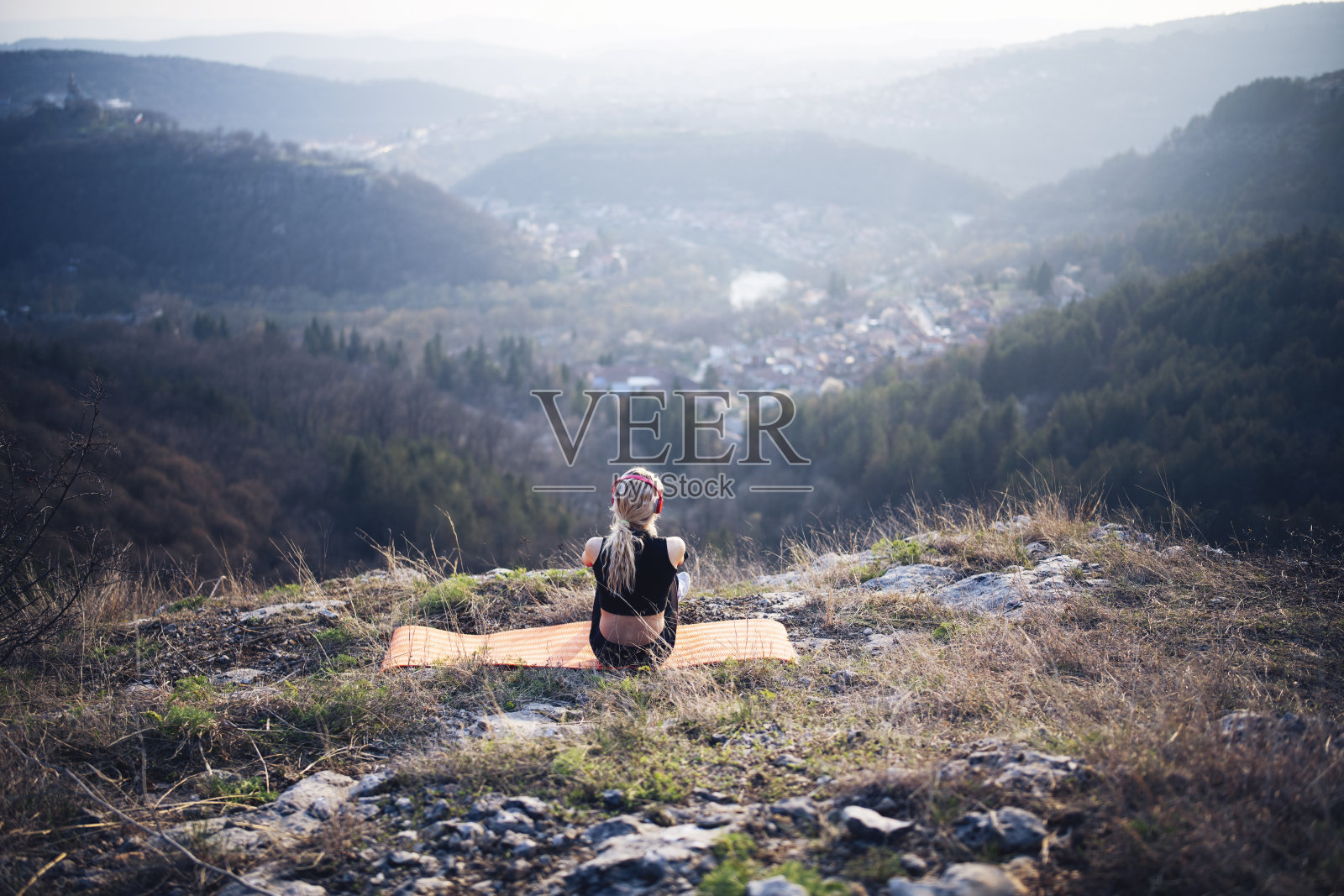 在城市上空做瑜伽的女人。照片摄影图片