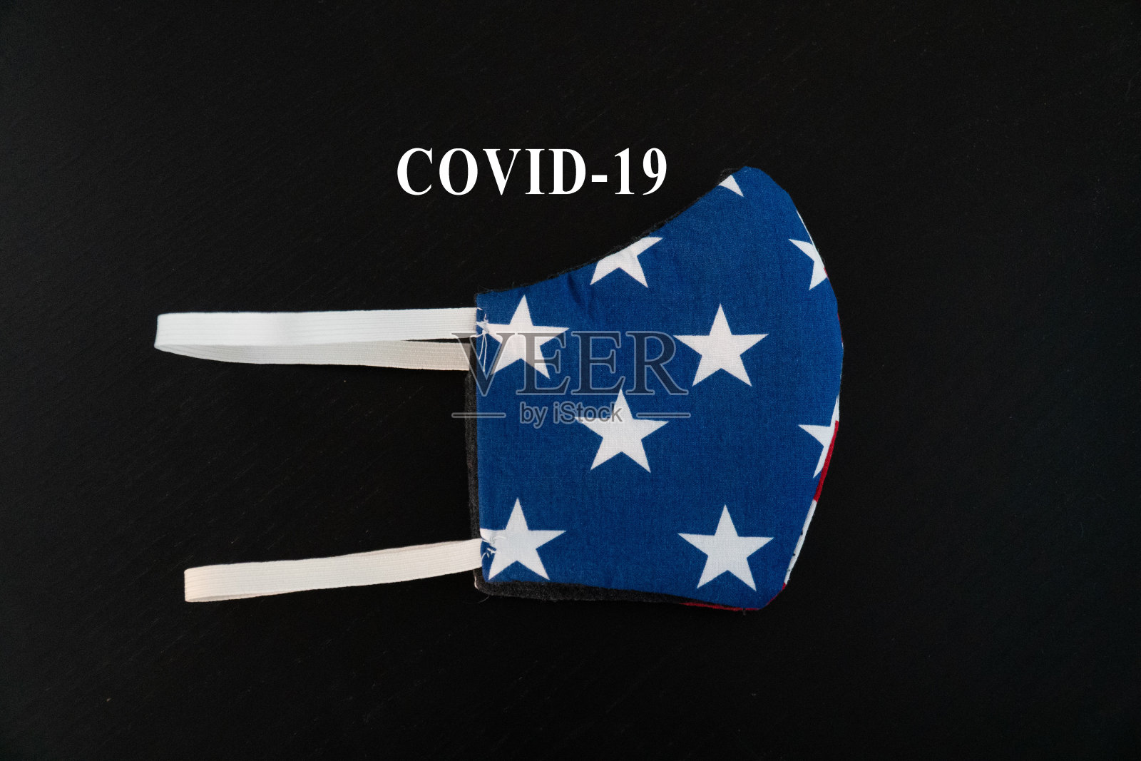 冠状病毒预防美国口罩防护口罩和医用外科口罩在家。照片摄影图片