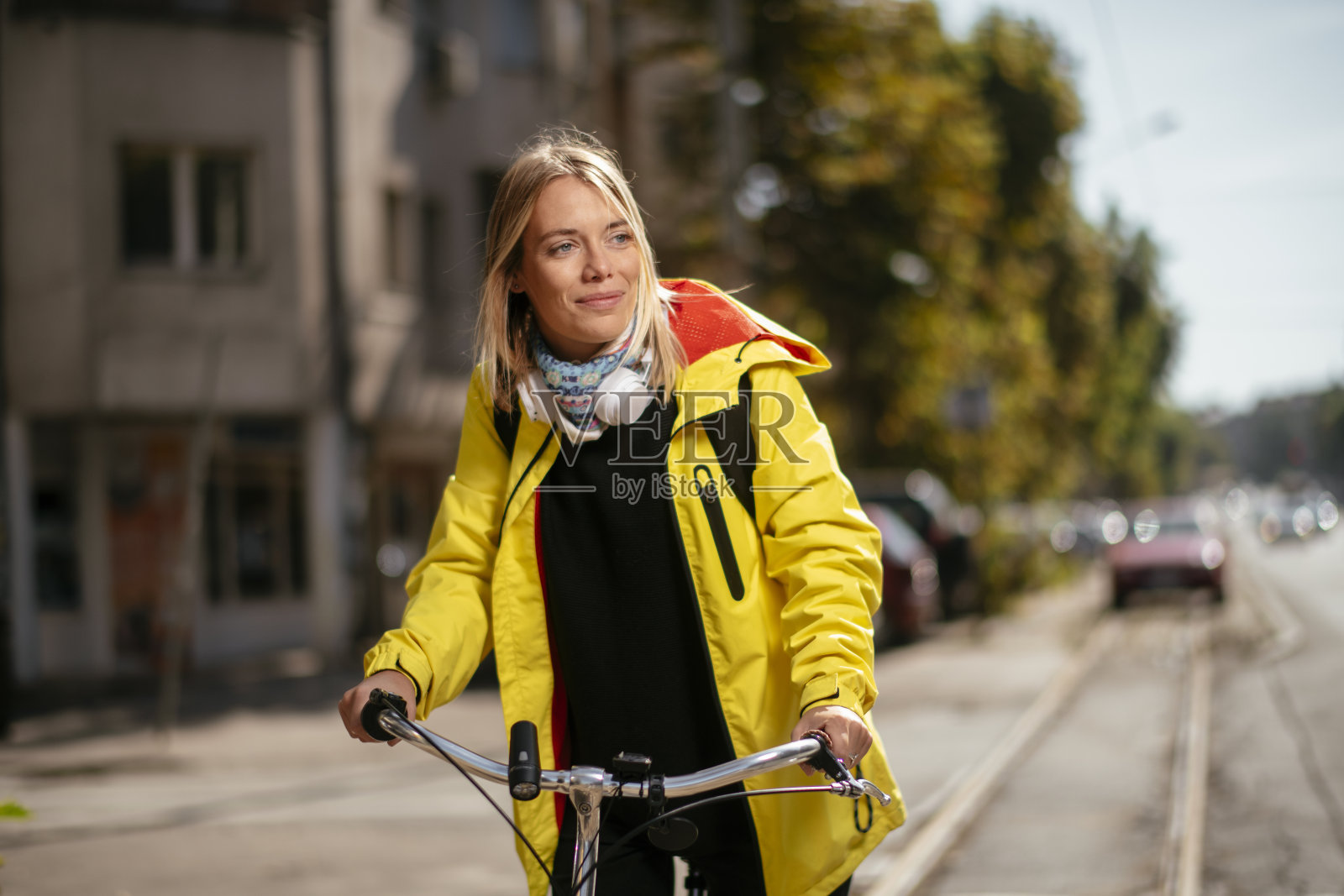 年轻女子骑着自行车听音乐照片摄影图片