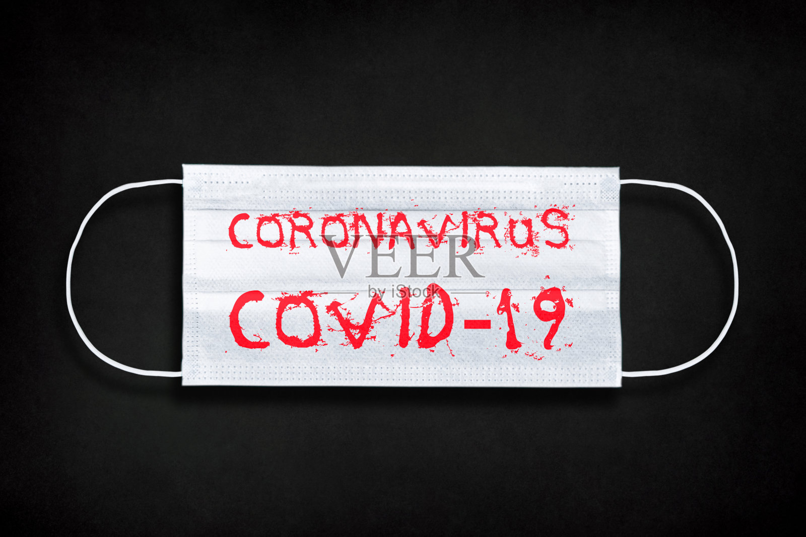 医用口罩、带冠状病毒2019冠状病毒概念的医用口罩，黑色背景照片摄影图片