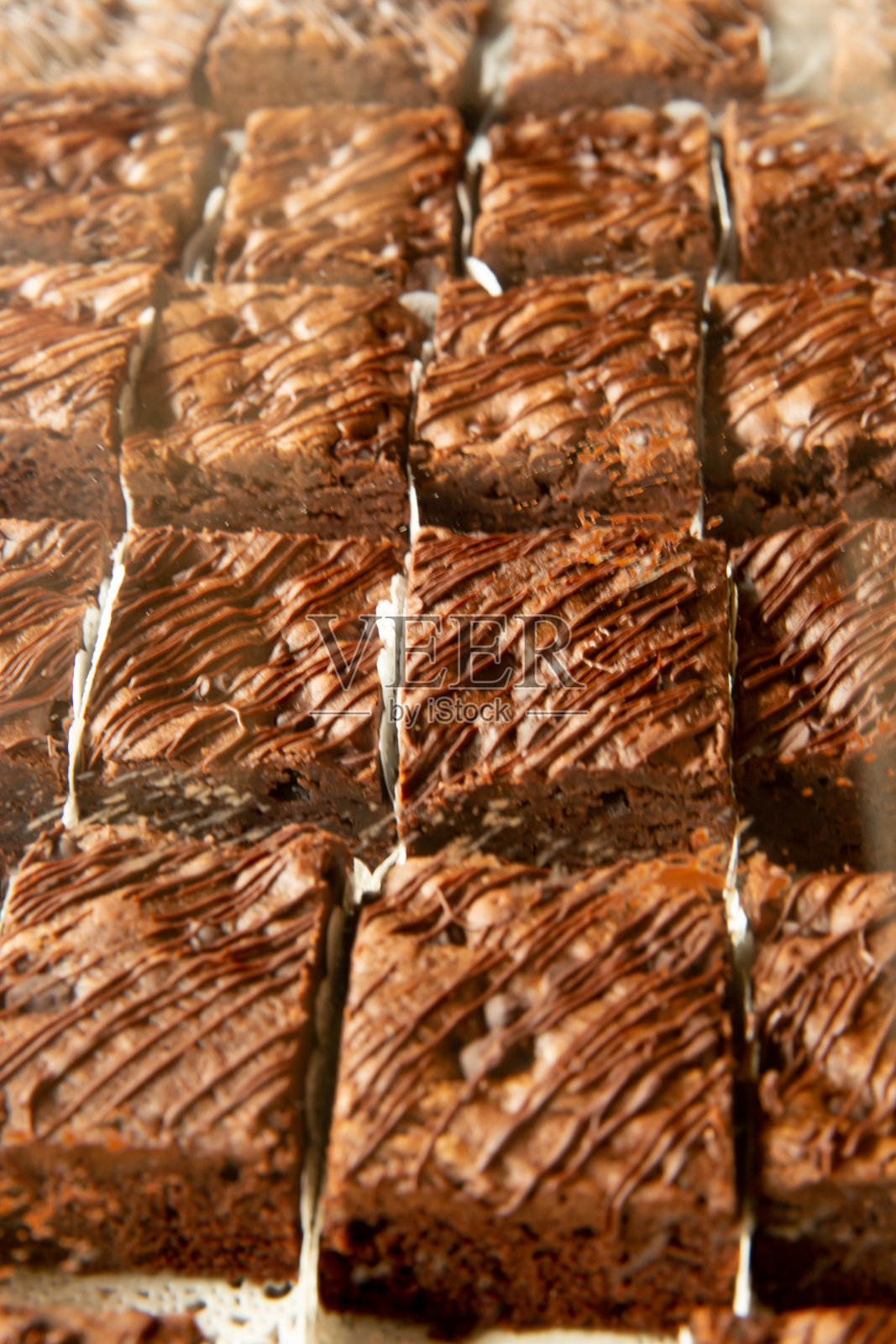 特写自制的巧克力布朗尼烤在托盘上照片摄影图片