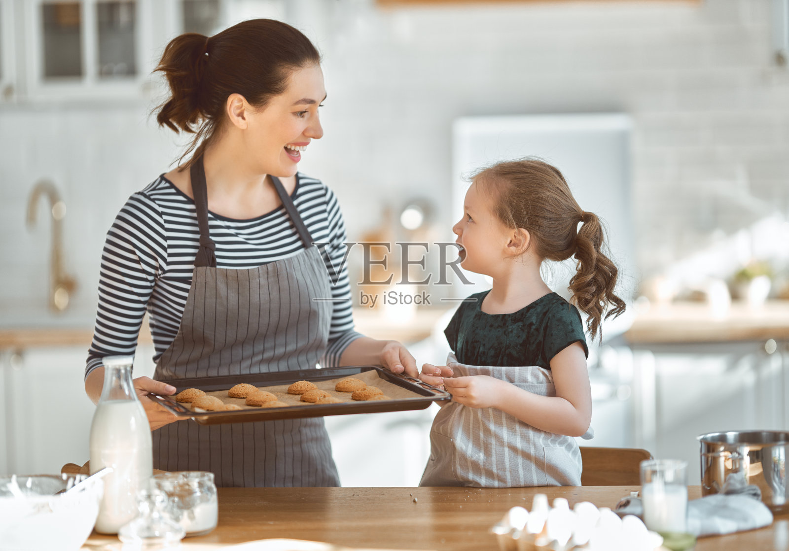 幸福的家庭在厨房。照片摄影图片