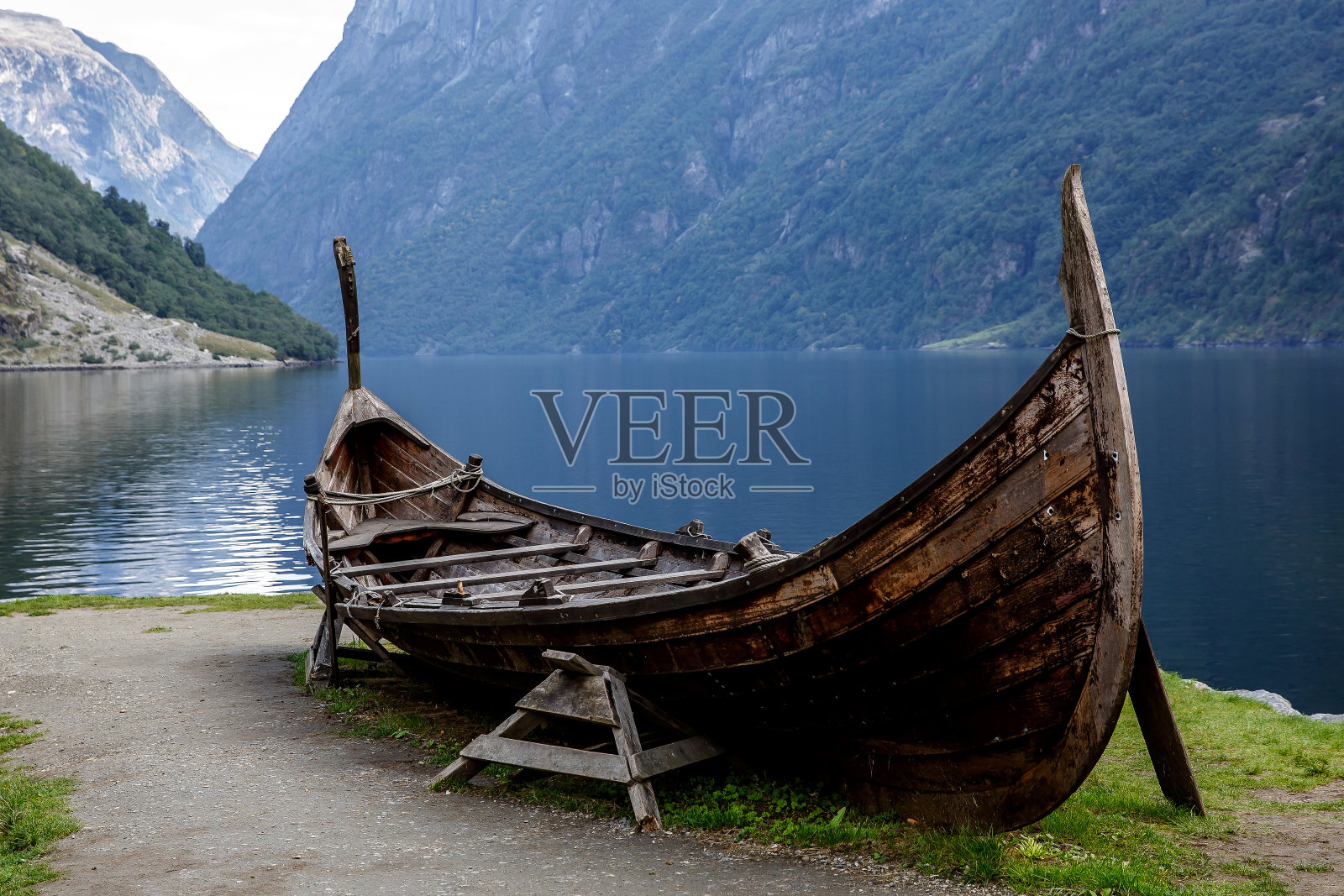 挪威天然峡湾的海盗船。照片摄影图片