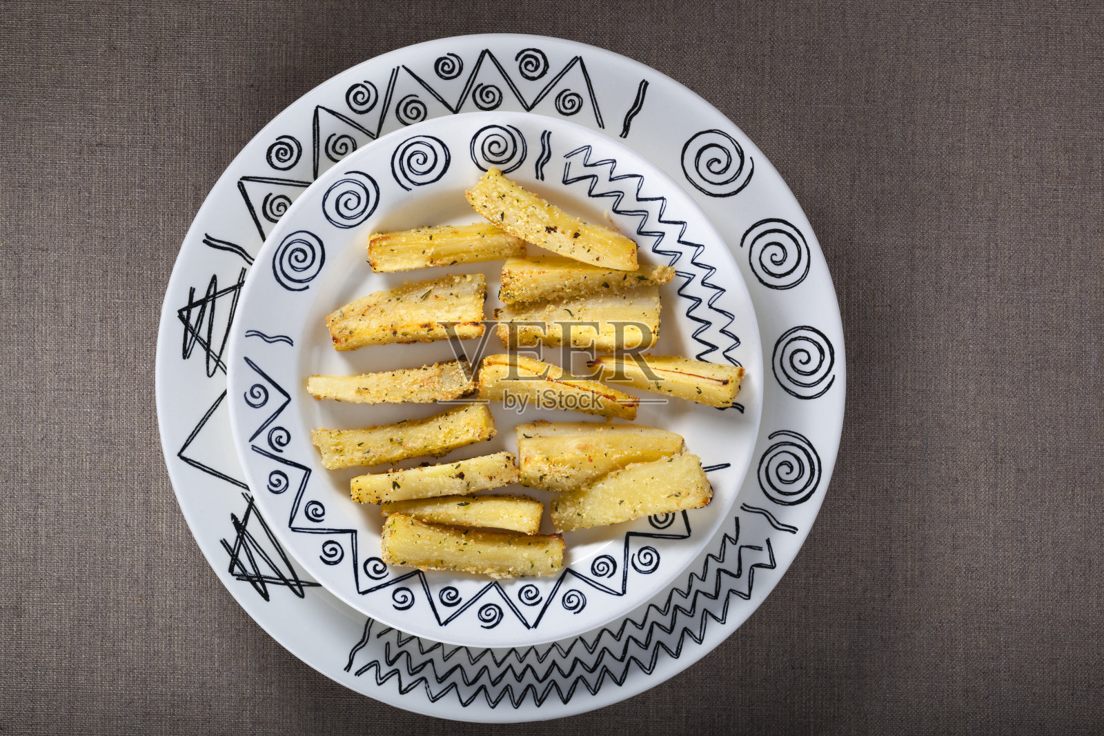 一盘脆皮防风草片照片摄影图片