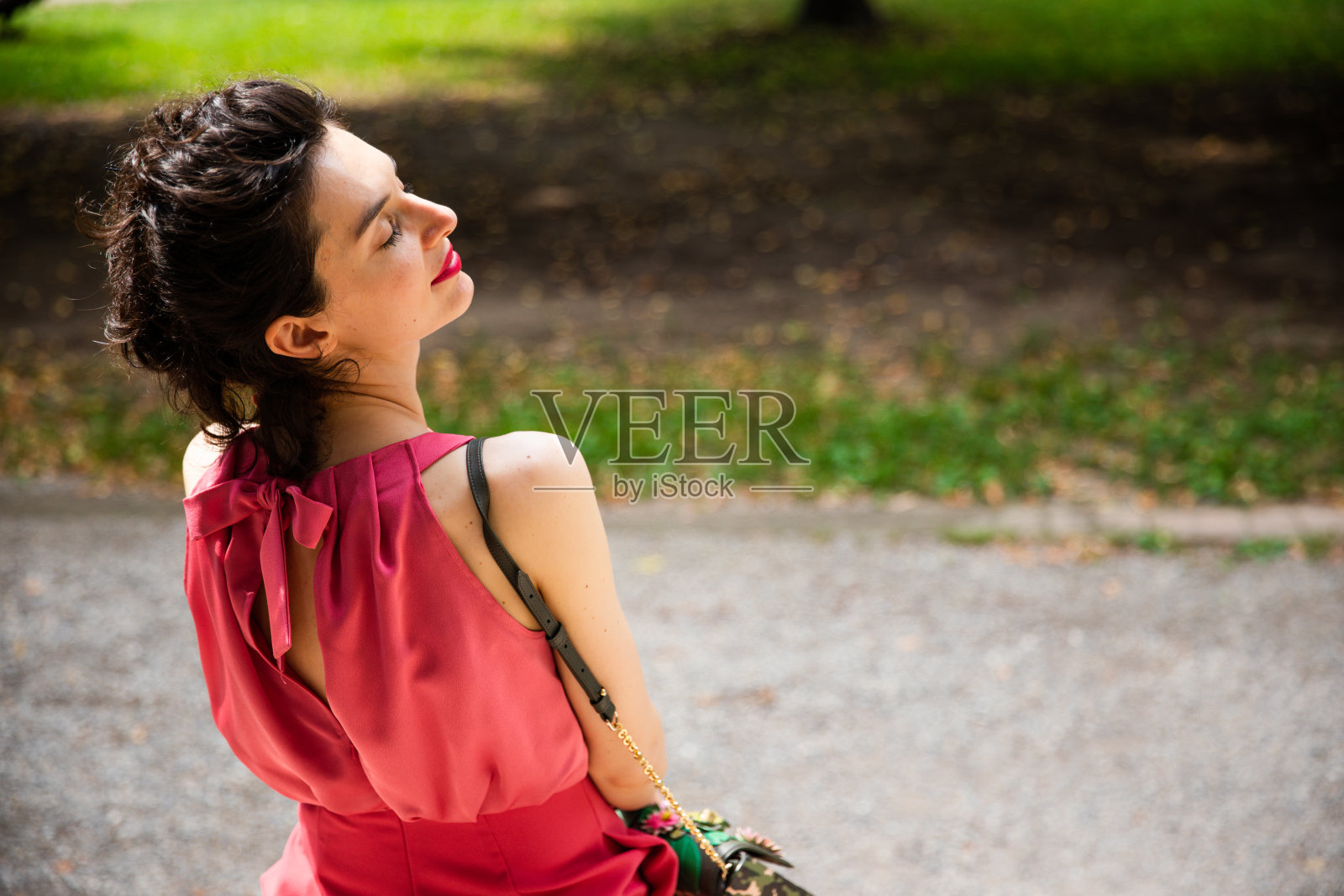 一位优雅的女士喜欢在意大利度假照片摄影图片