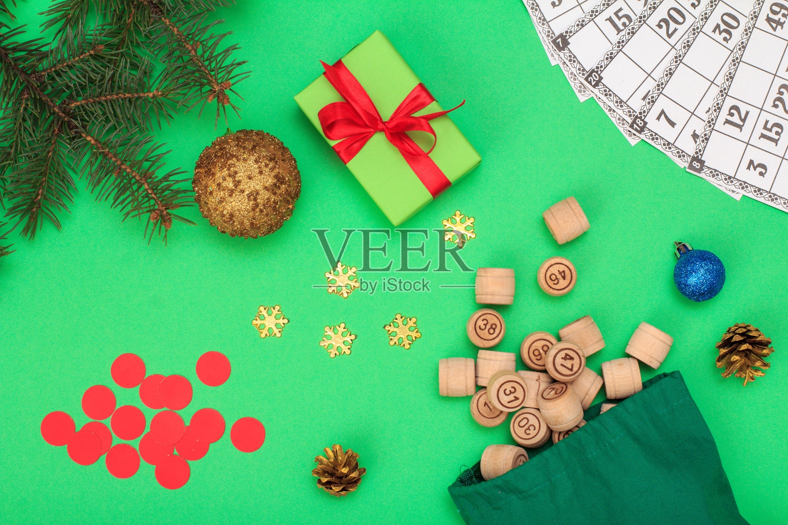 木制乐透桶与袋和游戏卡为一个游戏在乐透照片摄影图片