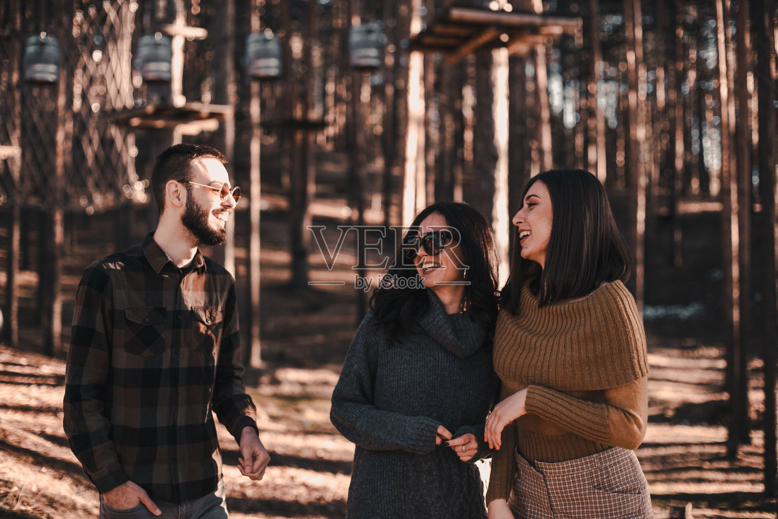 三个朋友在森林里玩照片摄影图片