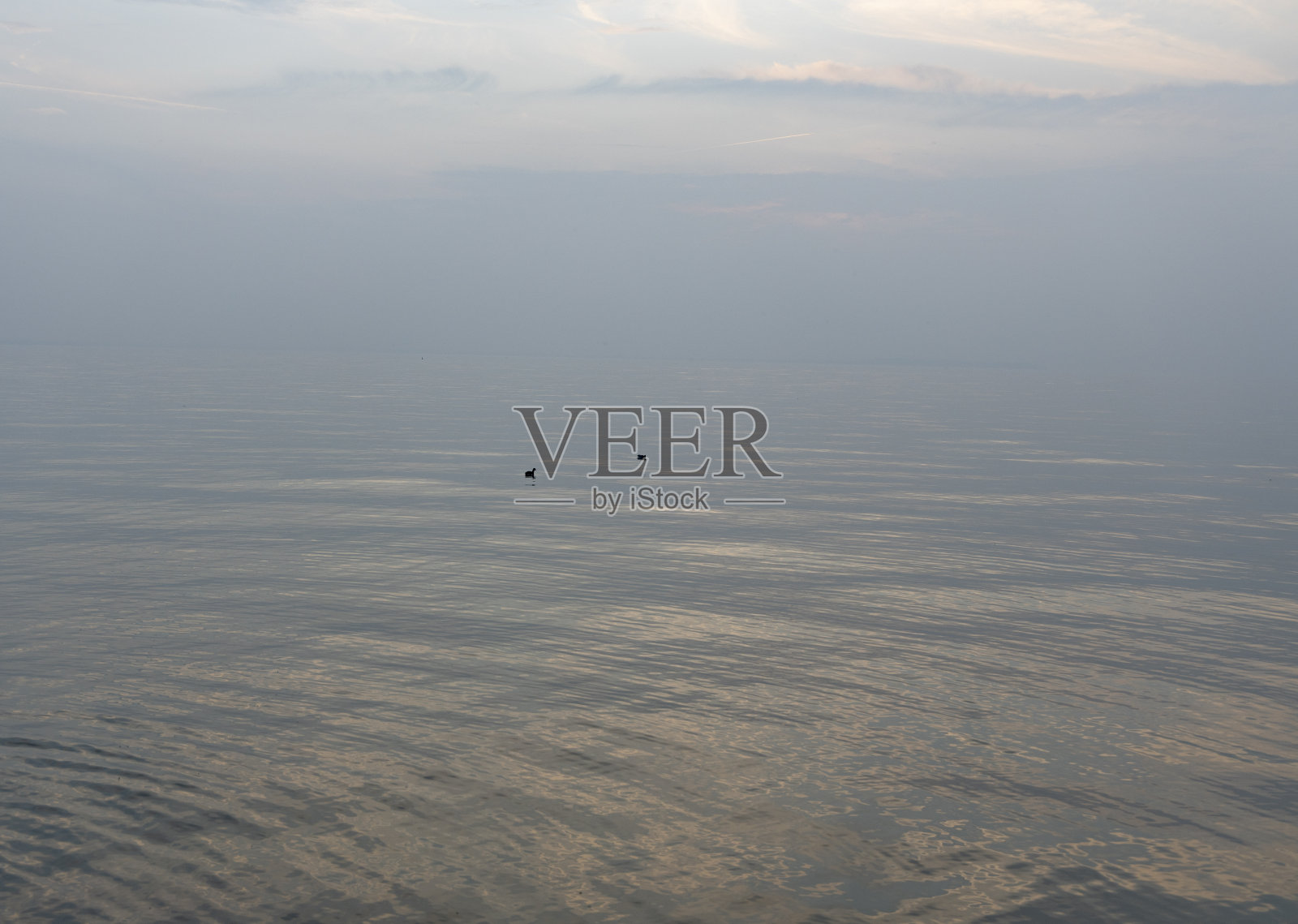 太阳在意大利的湖边落下照片摄影图片