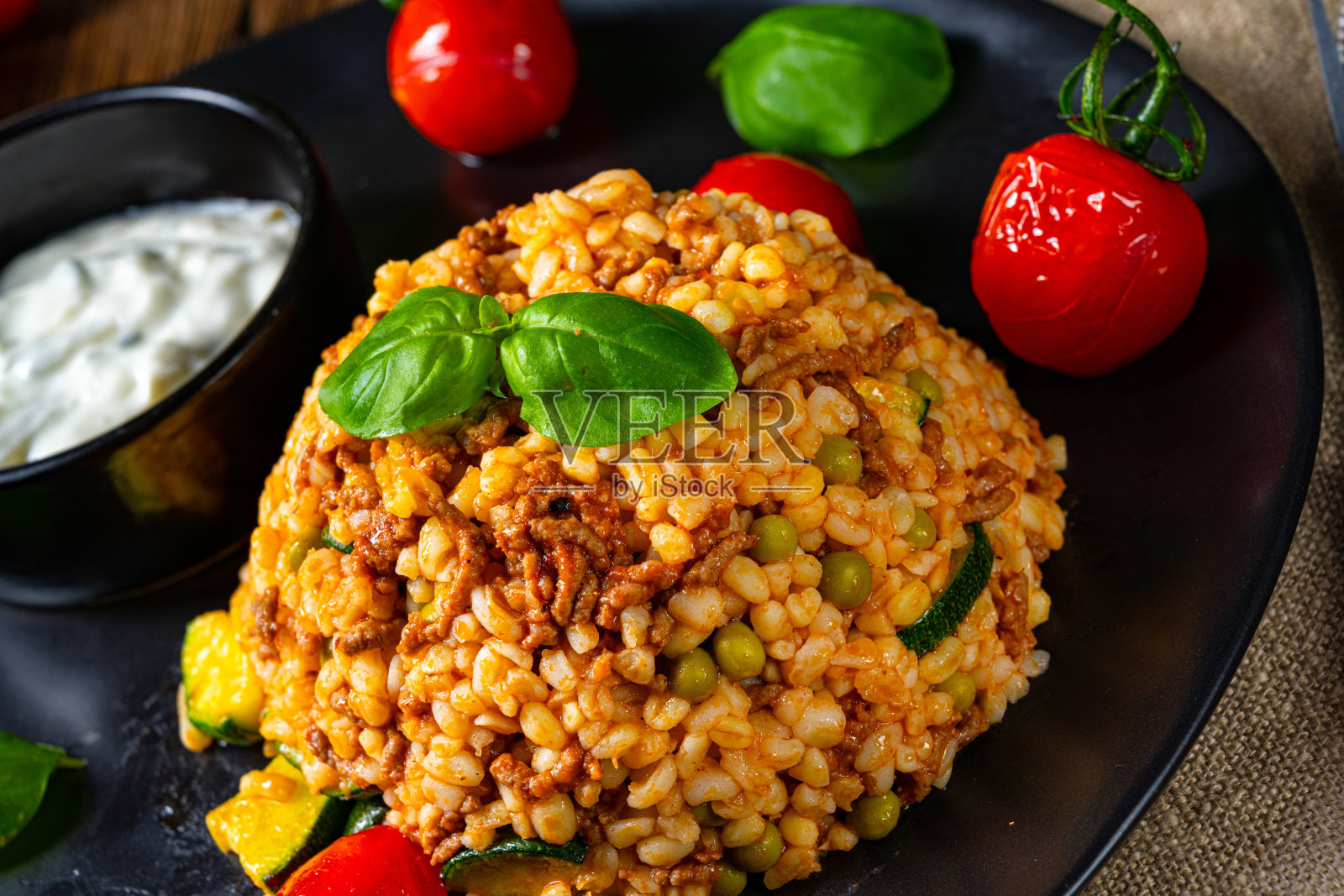 乡村风味碎肉蔬菜炒麦 Bulgur照片摄影图片