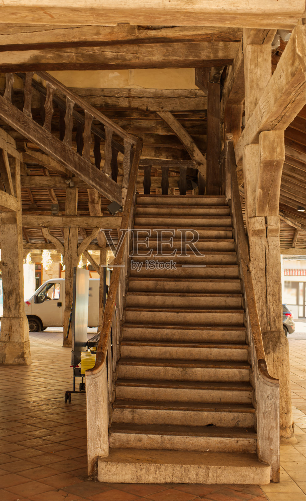 框架的一部分，这个木制楼梯位于罗德和加隆地区Villeréal村照片摄影图片