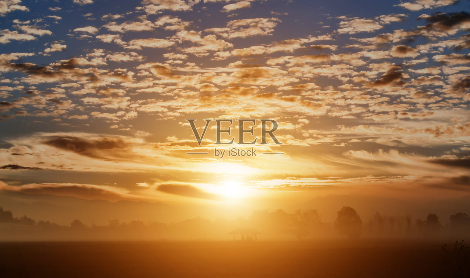 乡村景观下的美丽多彩的天空与云在日落的背景。照片摄影图片