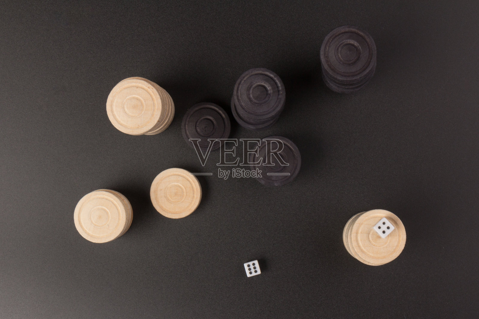 西洋双陆棋。棋盘游戏。白色骰子和白色和黑色的筹码在黑色的背景上玩。游戏娱乐照片摄影图片