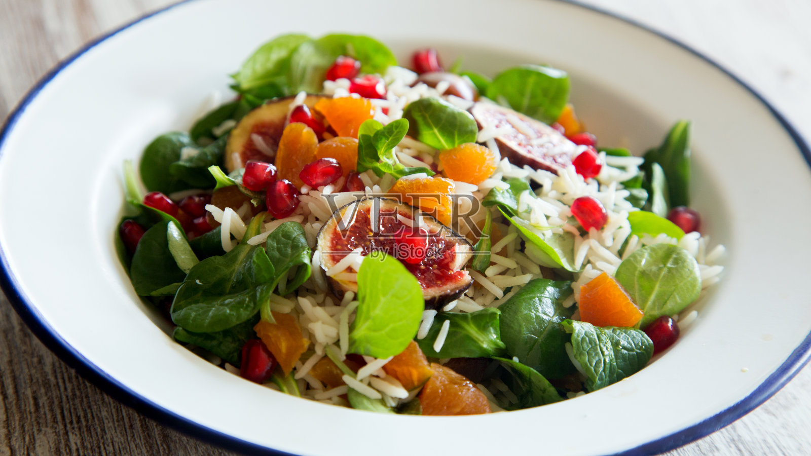 健康的绿色无花果沙拉配米饭照片摄影图片