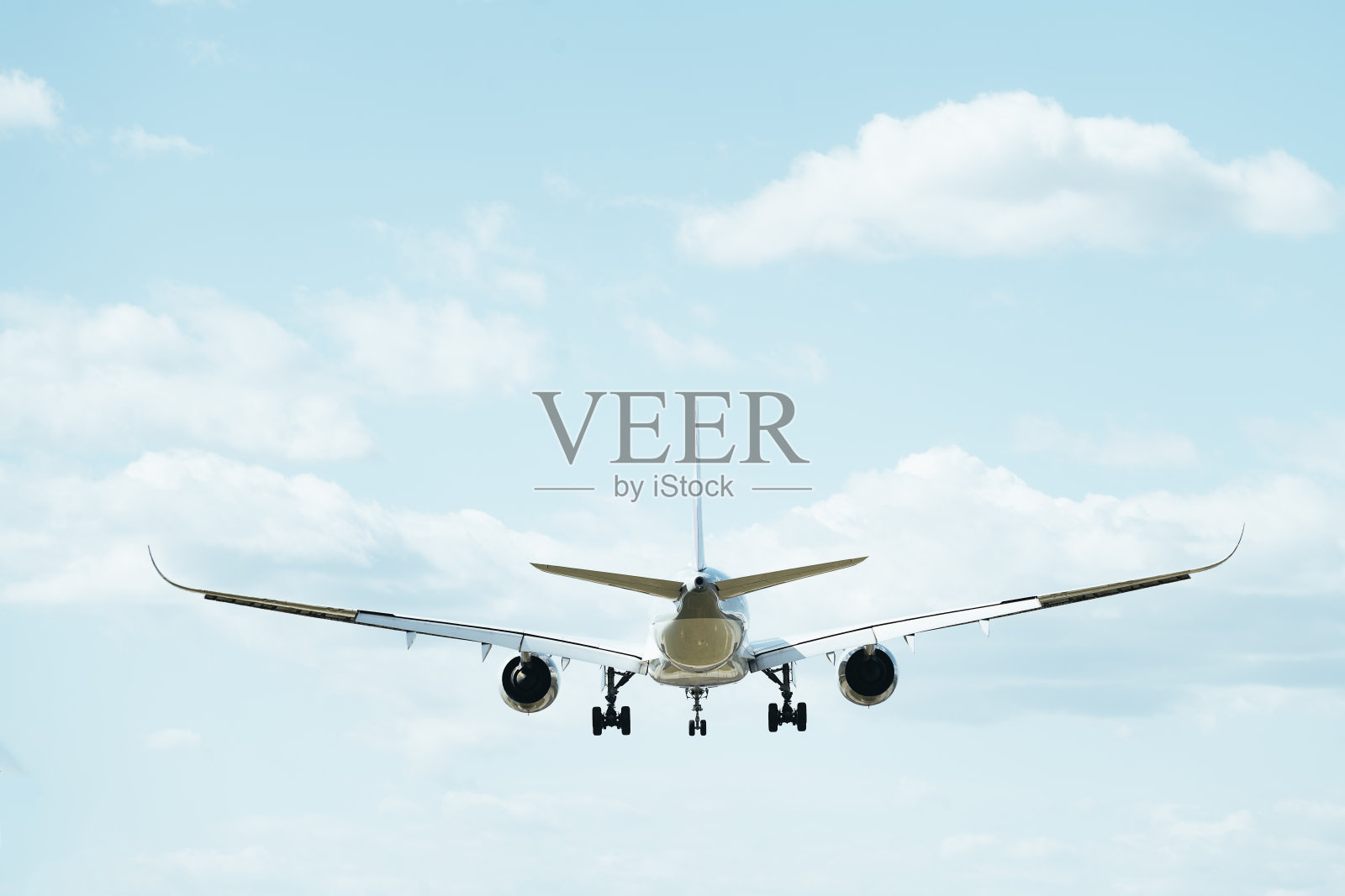 商业飞机飞行的后视图照片摄影图片