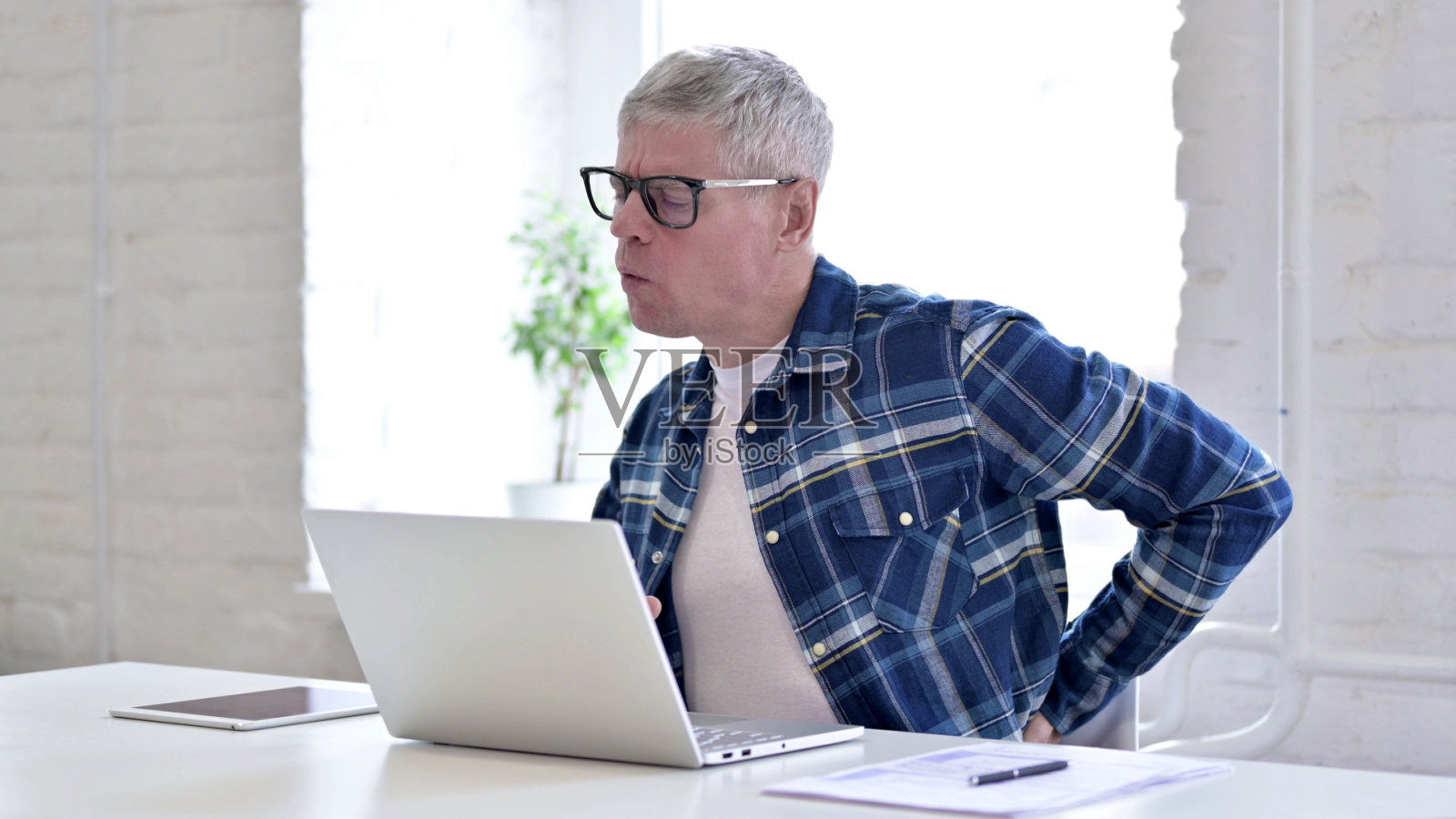 疲惫的休闲中年男人有背疼照片摄影图片