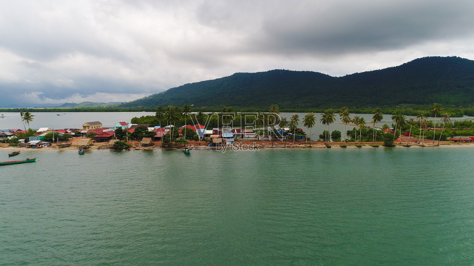 从空中俯瞰柬埔寨西哈努克村附近的渔村照片摄影图片