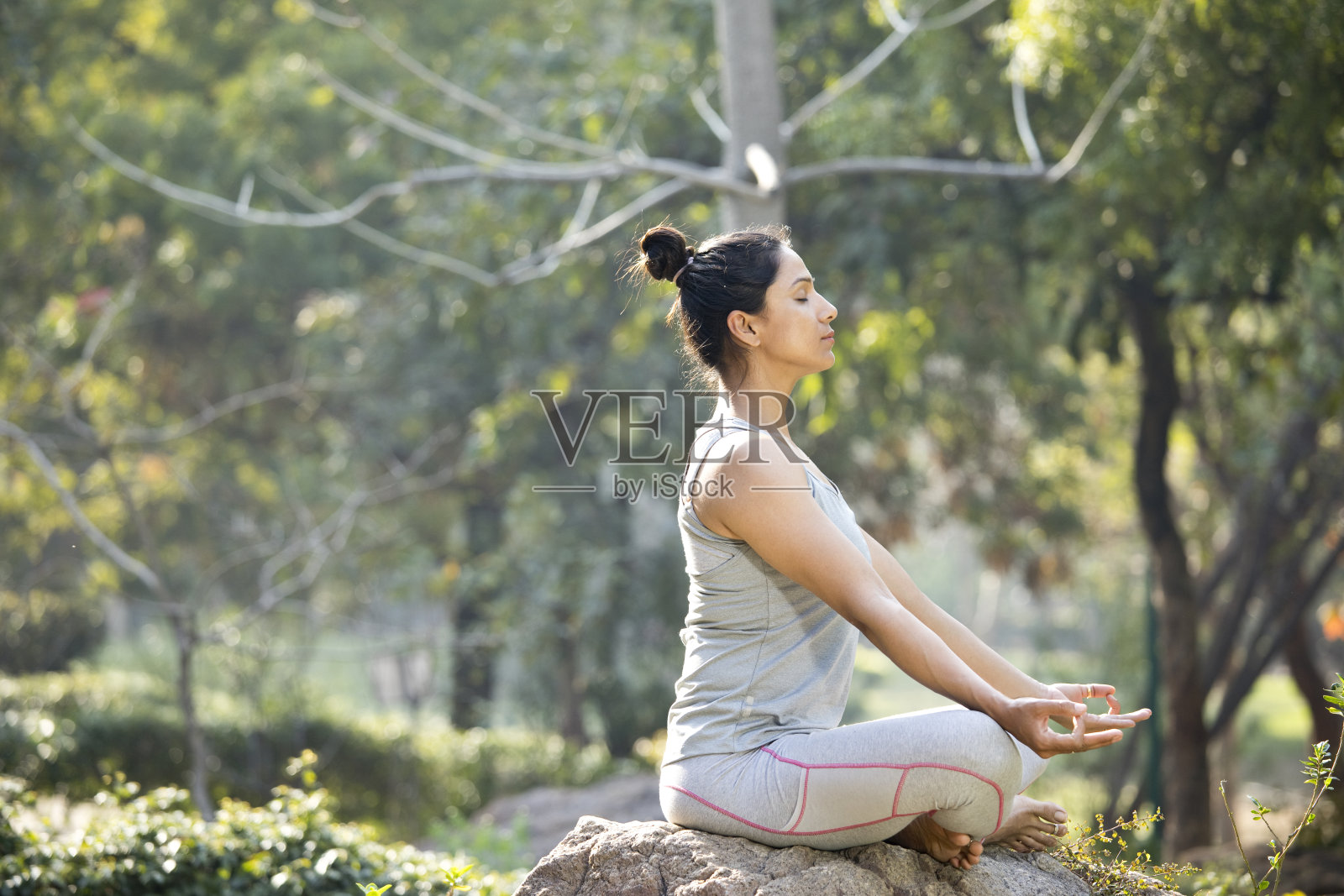 女子在公园里练习莲花瑜伽照片摄影图片