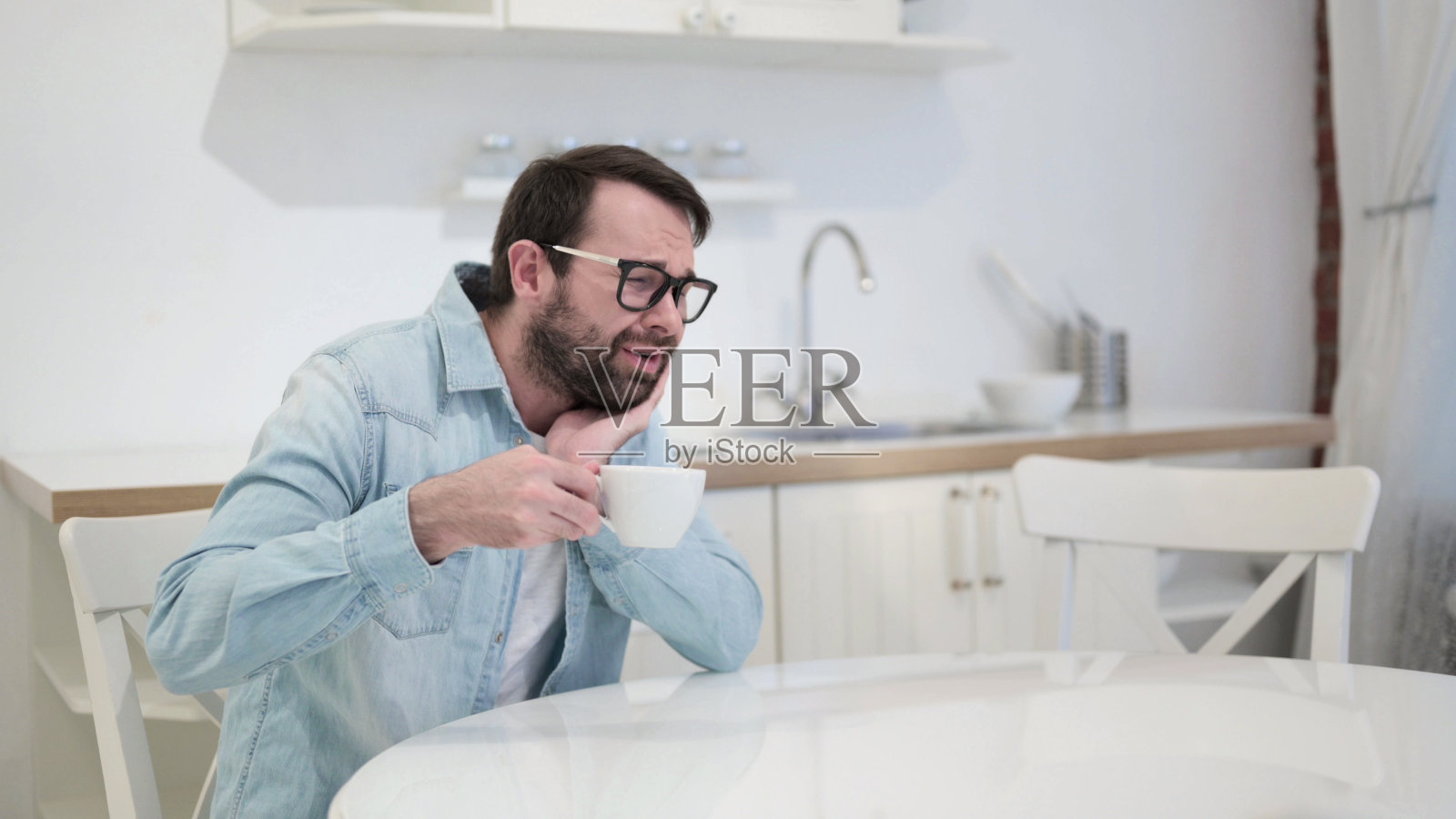 年轻人因冷饮牙痛照片摄影图片