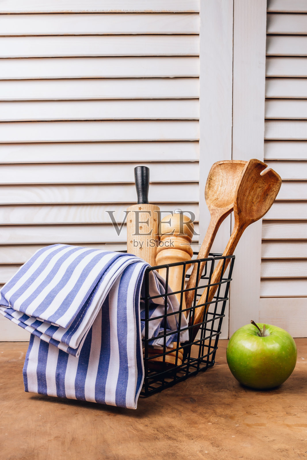 厨房用具放在黑色的篮子里。家庭厨房装饰背景与文字空间。“零浪费”的概念照片摄影图片