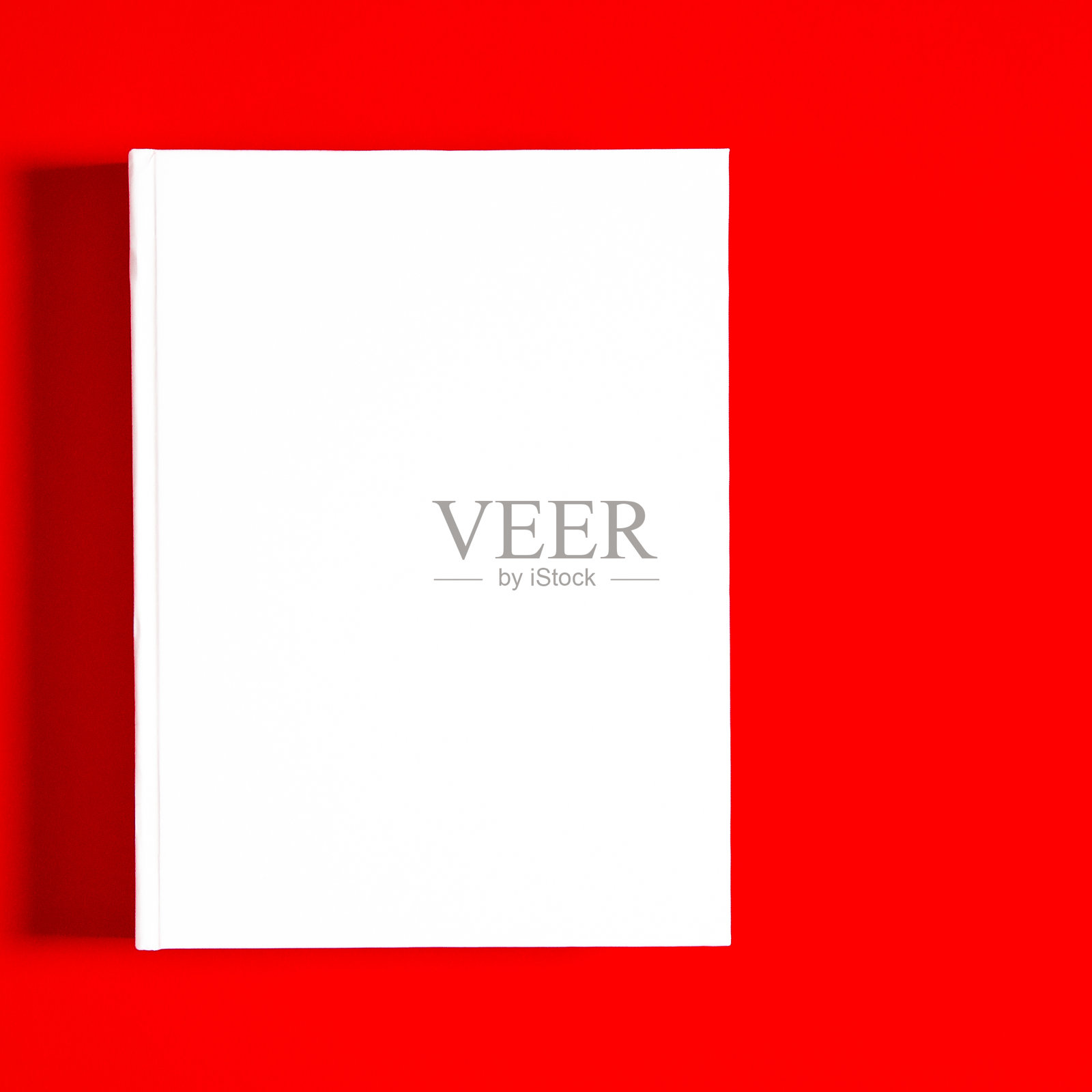 在白色纹理纸上封闭的空白方书模型照片摄影图片