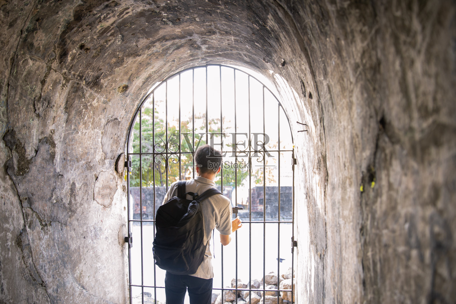 被困在地下城里的青少年男孩照片摄影图片
