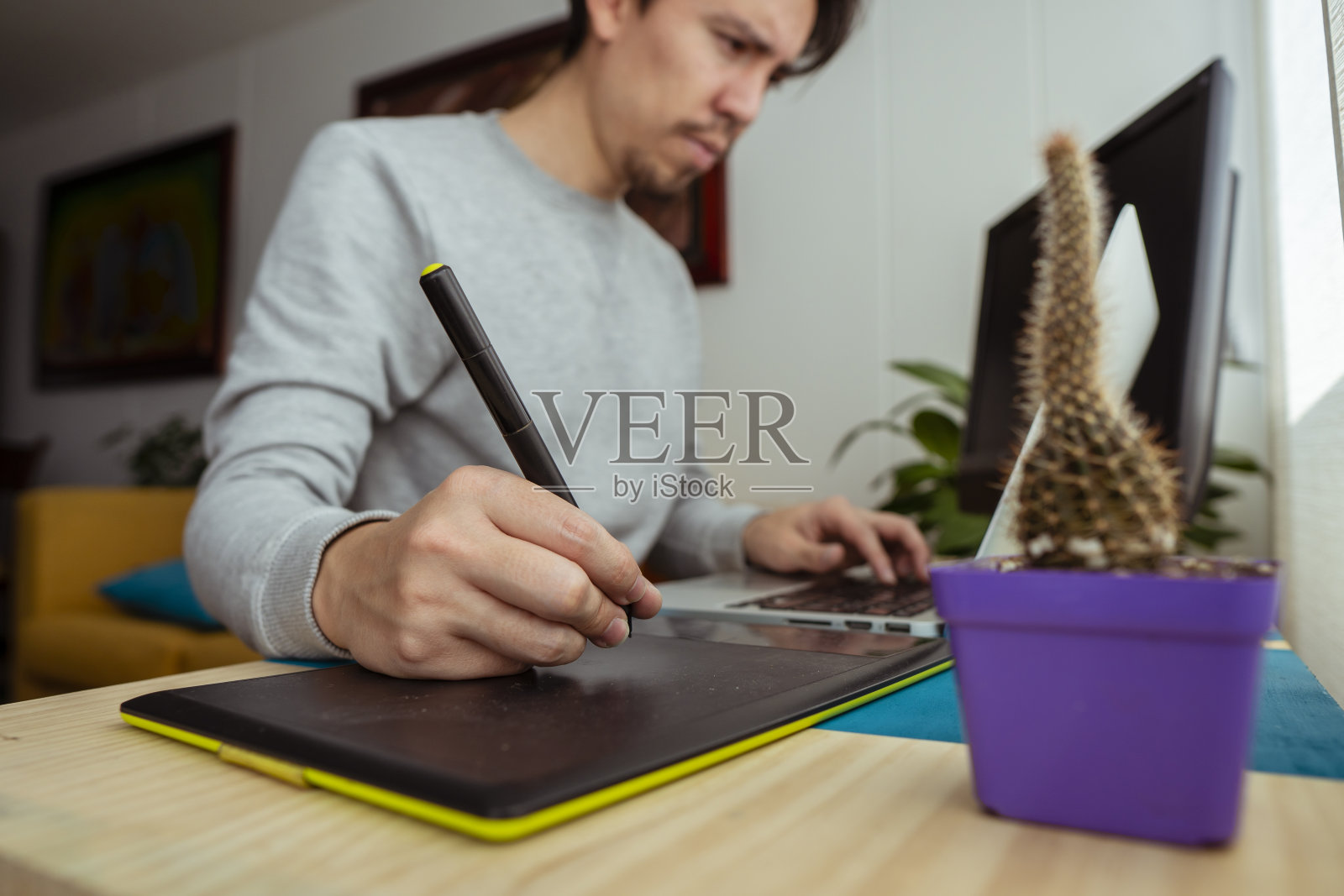 在家工作的年轻男人照片摄影图片