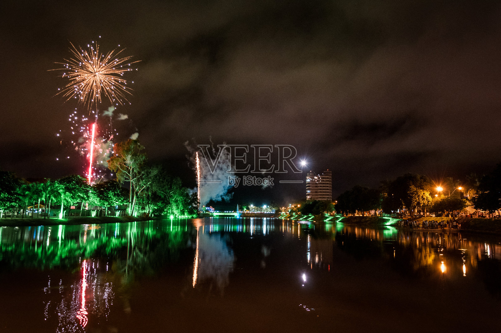 彩色的烟花在贝贝杜罗市(SP州-巴西)晚上与水反射照片摄影图片