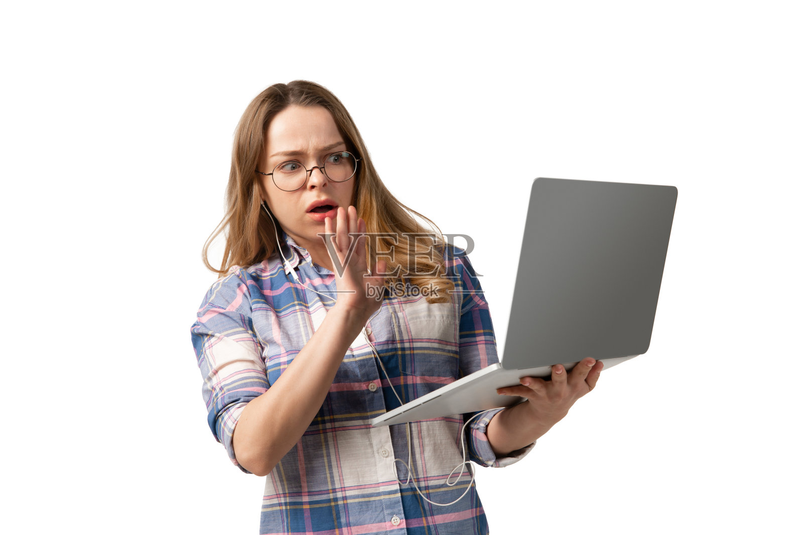 情绪化的白人女人在白色工作室背景下使用笔记本电脑，技术。Disguasted拒绝照片摄影图片