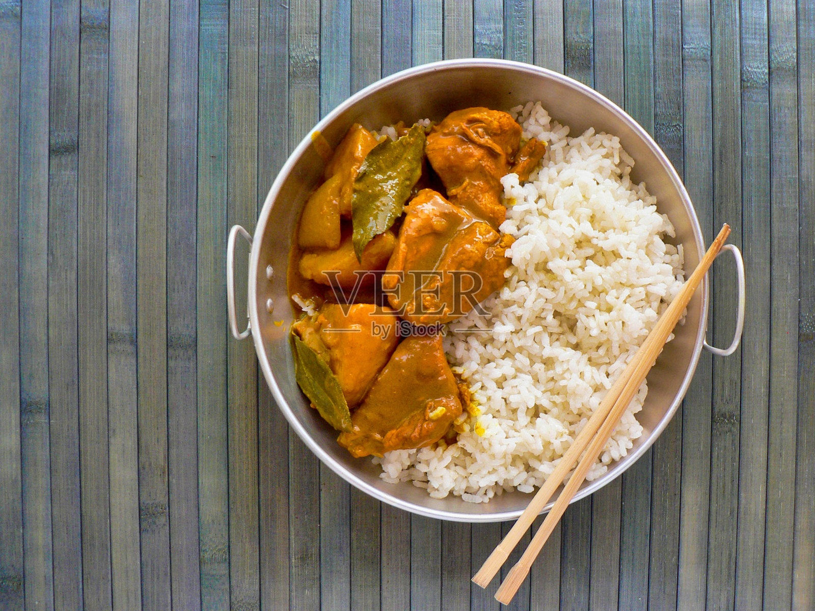 泰式咖喱鸡配椰奶和米饭在金属砂锅里照片摄影图片