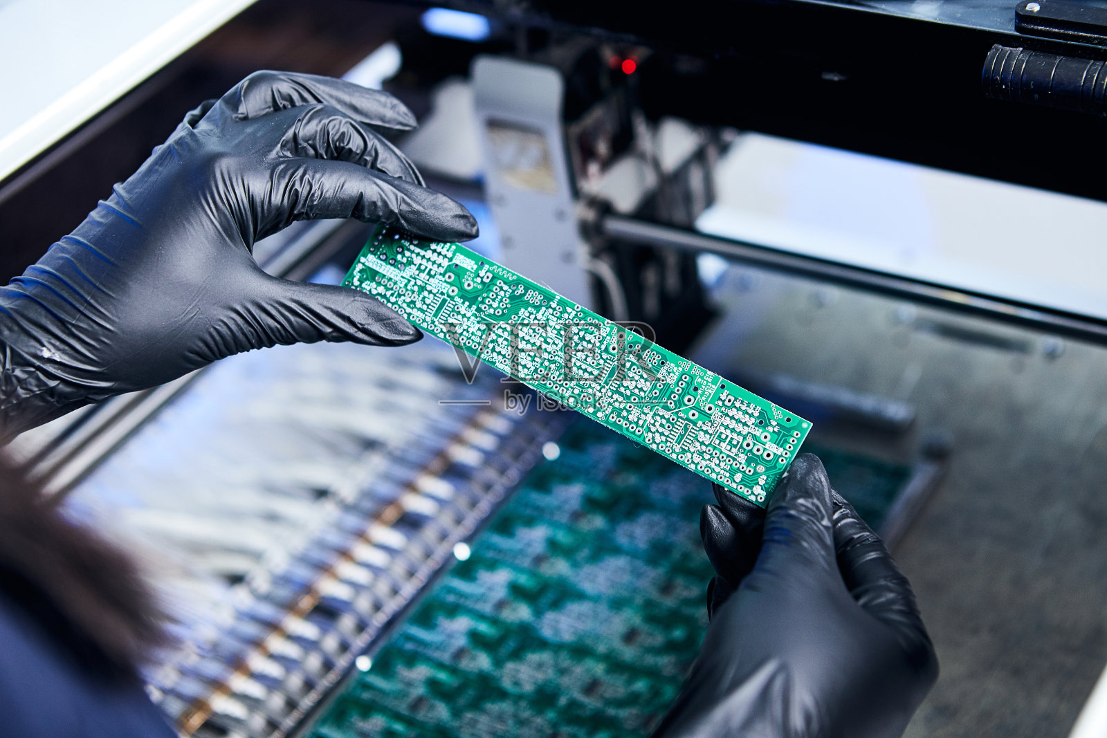 工程师工厂工人电子工作与一个芯片(板)。微芯片生产、纳米计算机技术及制造工艺过程照片摄影图片