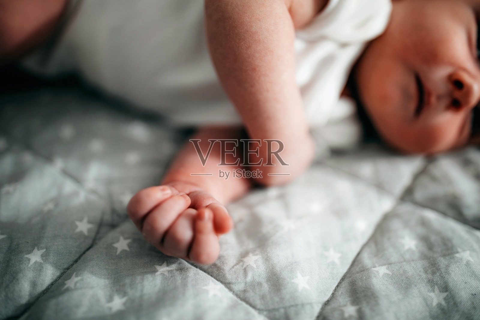 我是无忧无虑的小男孩照片摄影图片