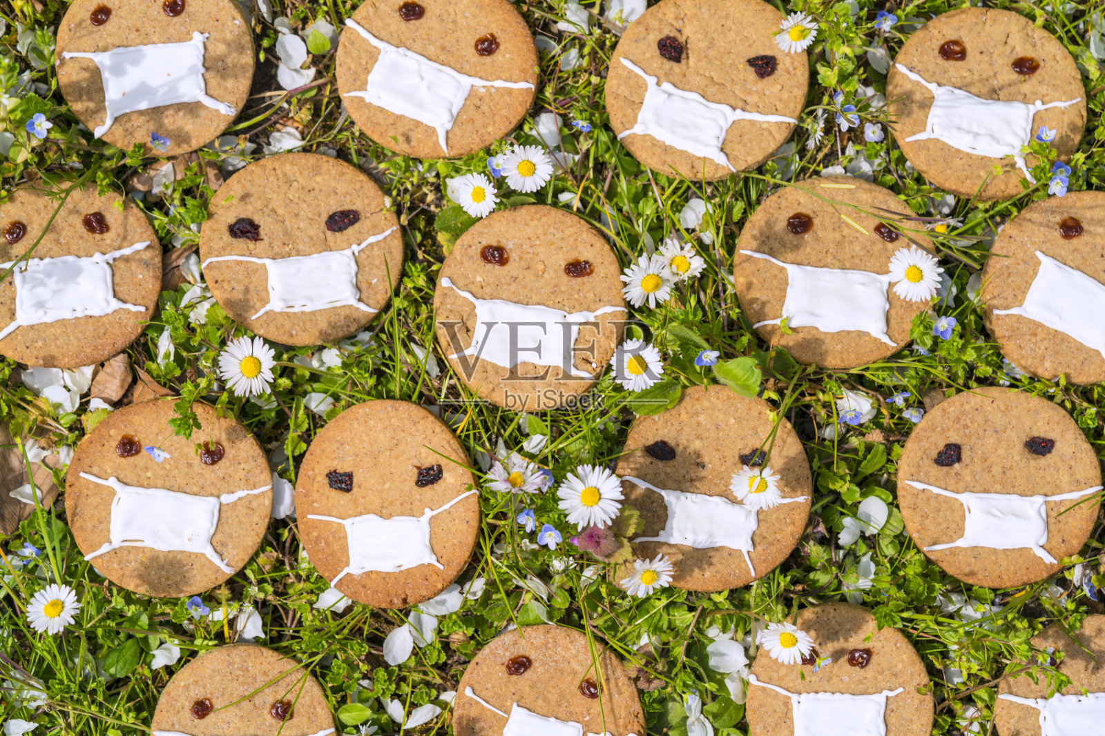 放松限制，带防护口罩的饼干，象征抵御冠状病毒照片摄影图片